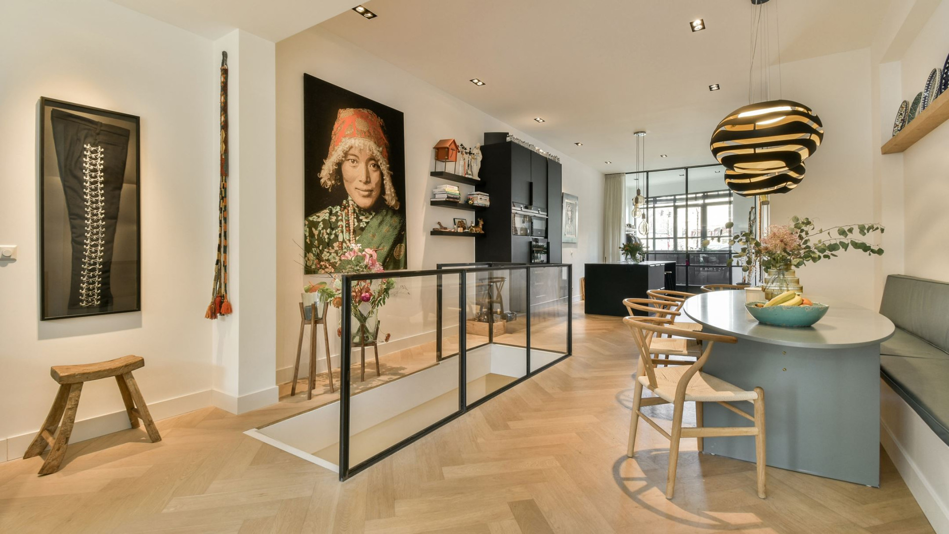 Art Rooijakkers heeft dit bijzondere dubbele benedenhuis in Amsterdam gekocht. Zie alle binnenfoto's 2