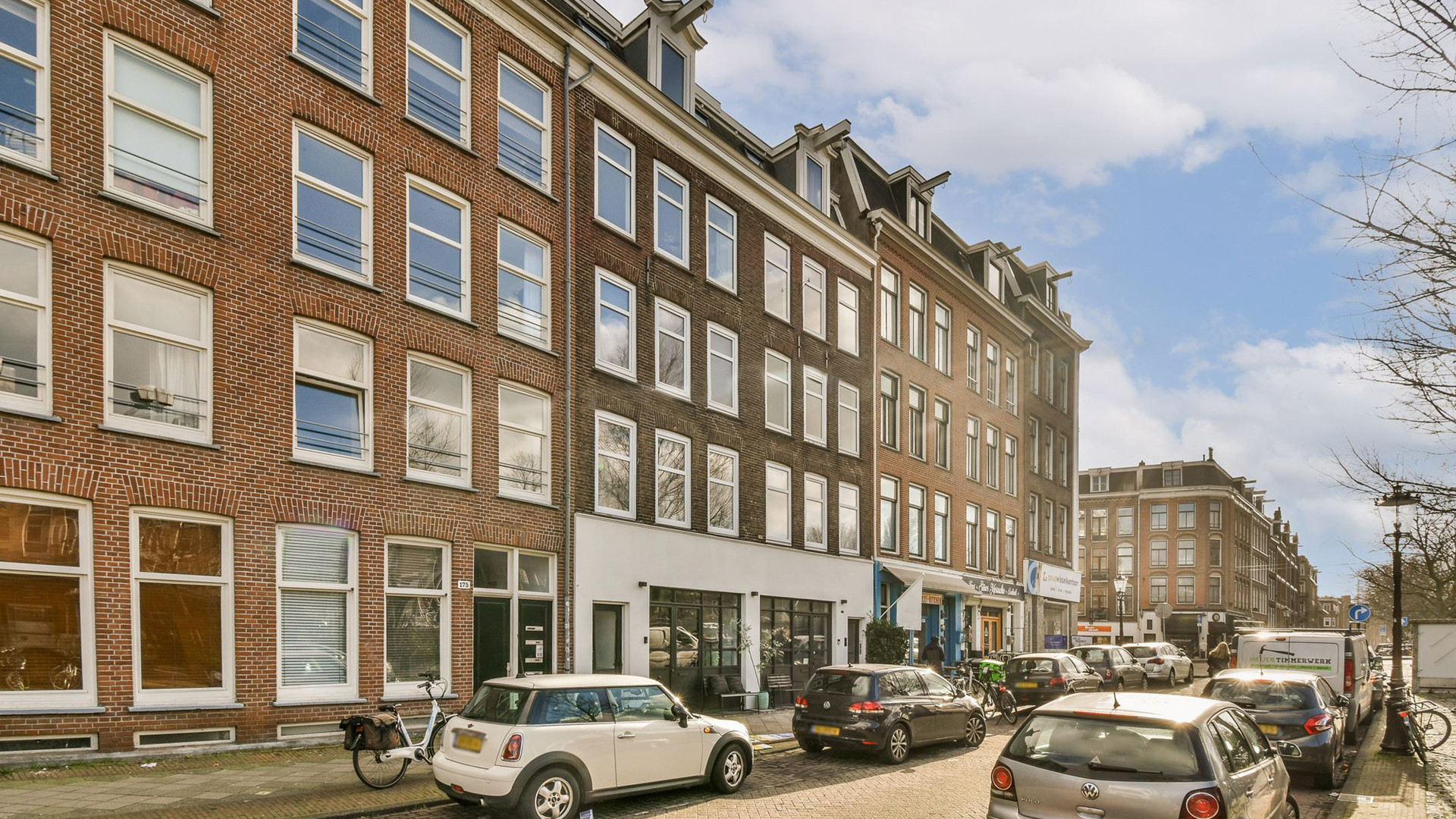 Art Rooijakkers heeft dit bijzondere dubbele benedenhuis in Amsterdam gekocht. Zie alle binnenfoto's 26