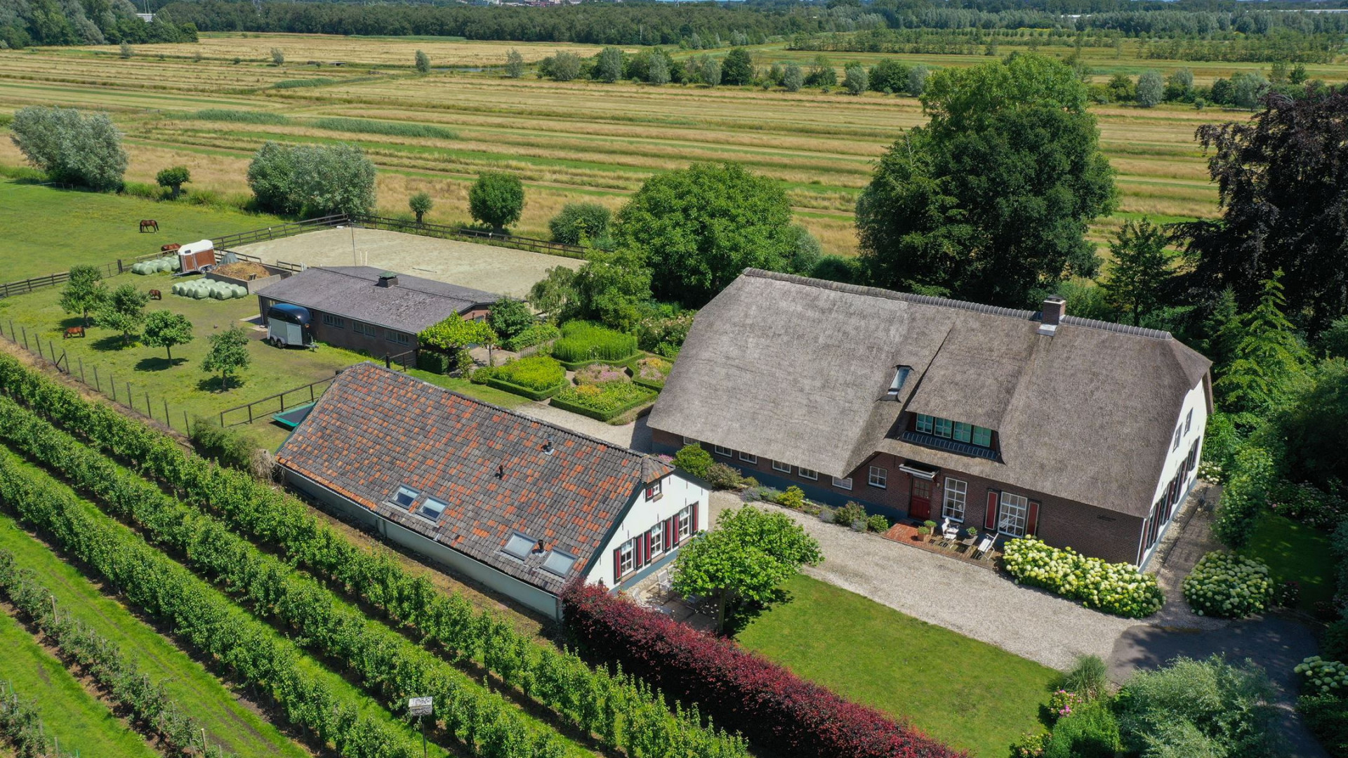 Ivo Niehe koopt deze prachtige woonboerderij. Zie foto's 18
