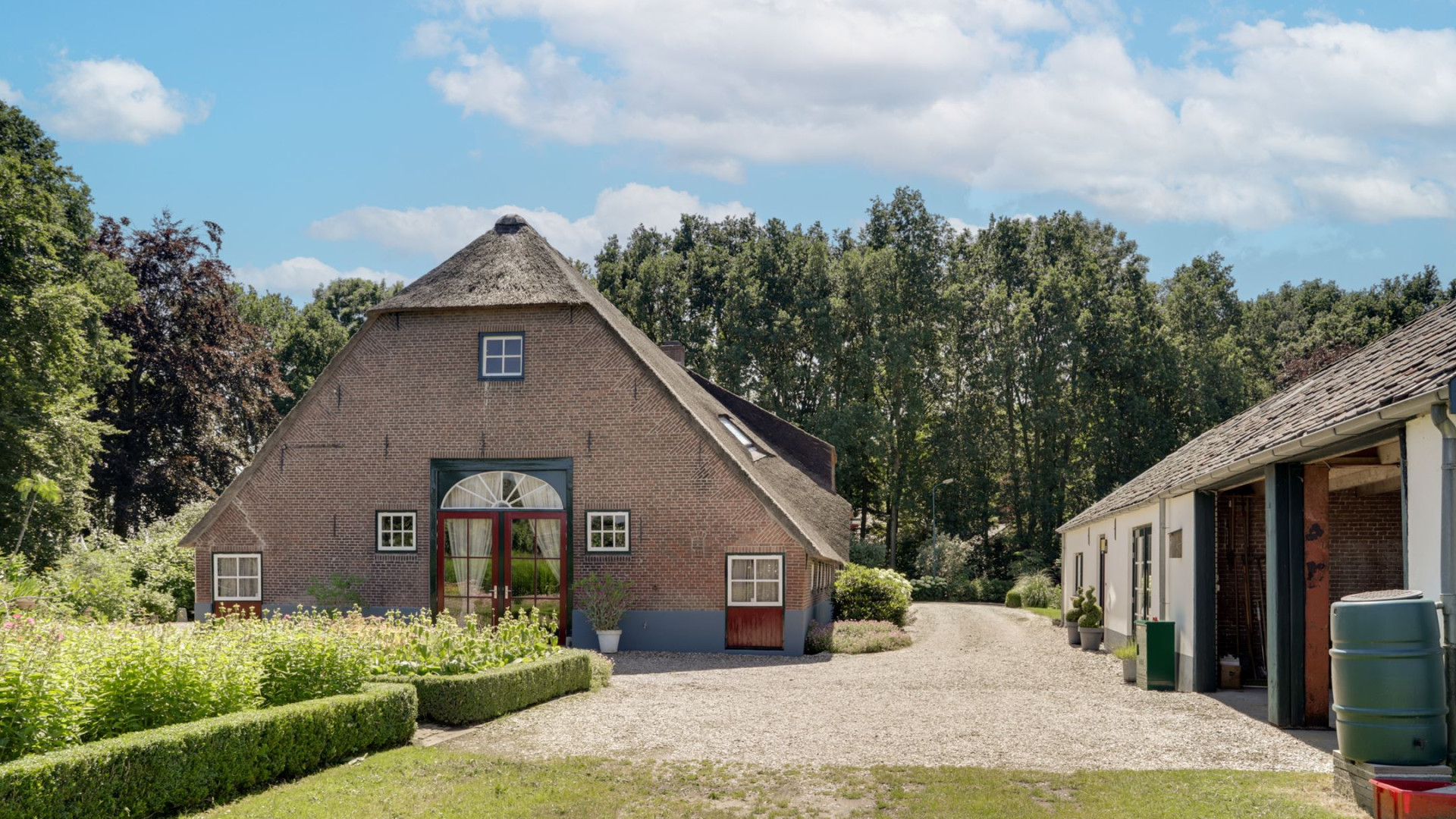 Ivo Niehe koopt deze prachtige woonboerderij. Zie foto's 19