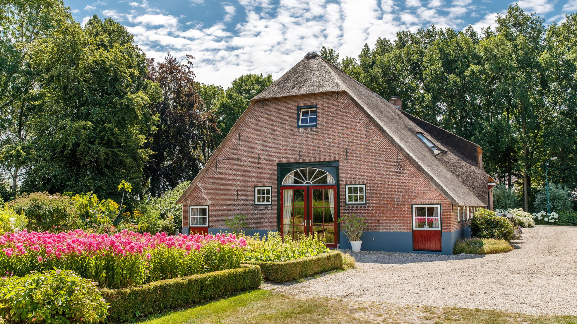 Ivo Niehe koopt deze prachtige woonboerderij. Zie foto's 28