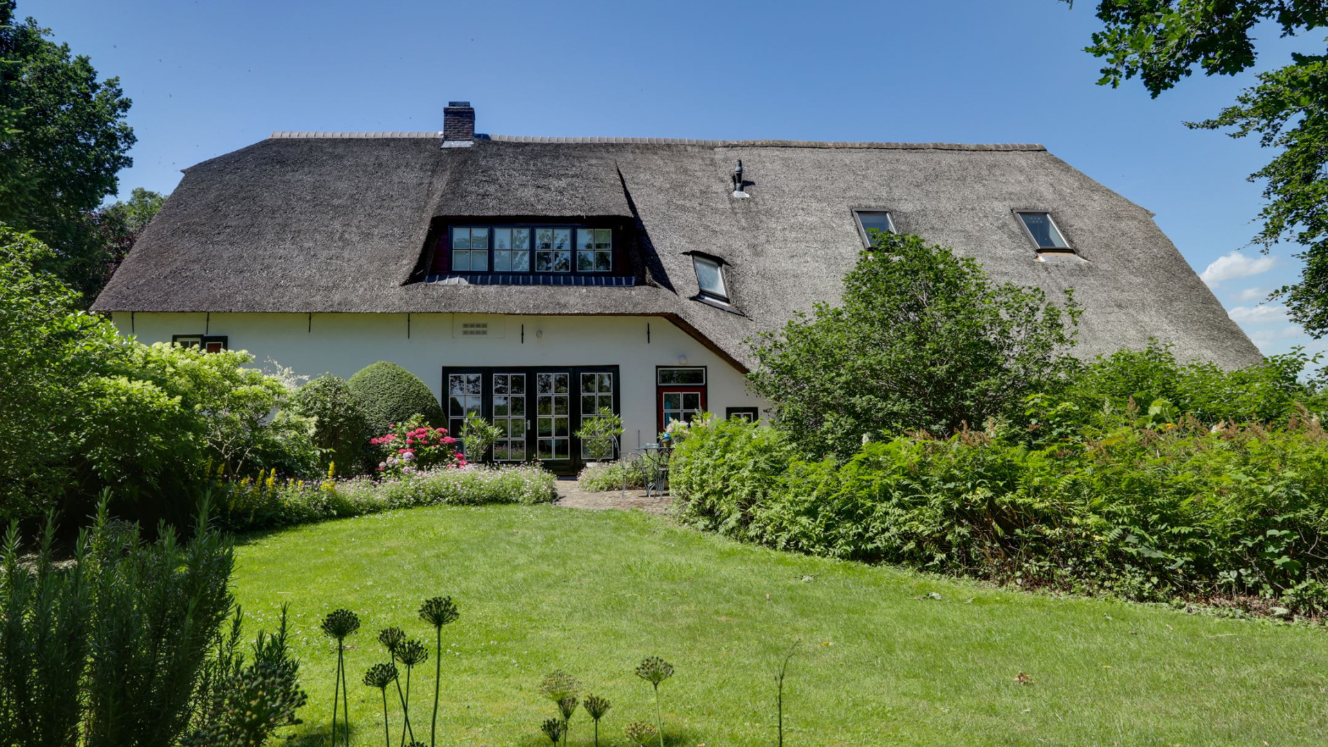 Ivo Niehe koopt deze prachtige woonboerderij. Zie foto's 31