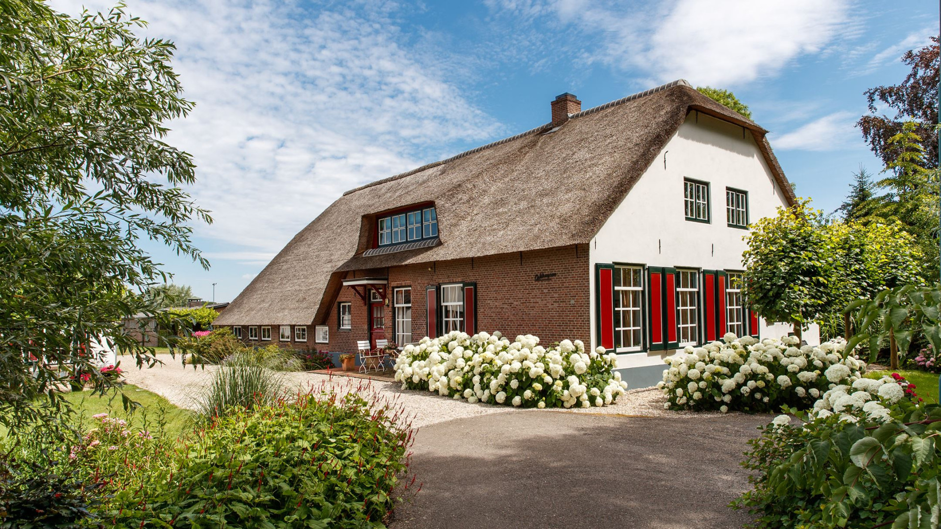 Ivo Niehe koopt deze prachtige woonboerderij. Zie foto's 35