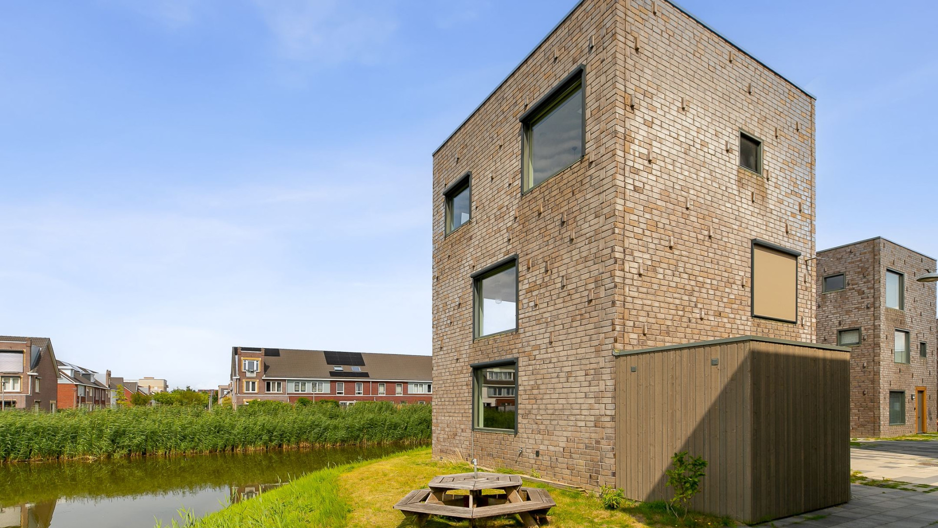 ZIEN: Omroep Zwart presentatrice Veronica van Hoogdalem koopt deze vrijstaande woning aan het water! 3