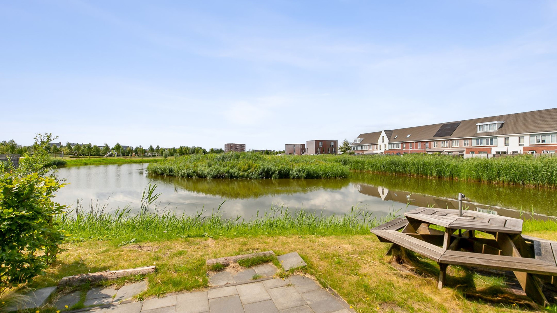 ZIEN: Omroep Zwart presentatrice Veronica van Hoogdalem koopt deze vrijstaande woning aan het water! 30
