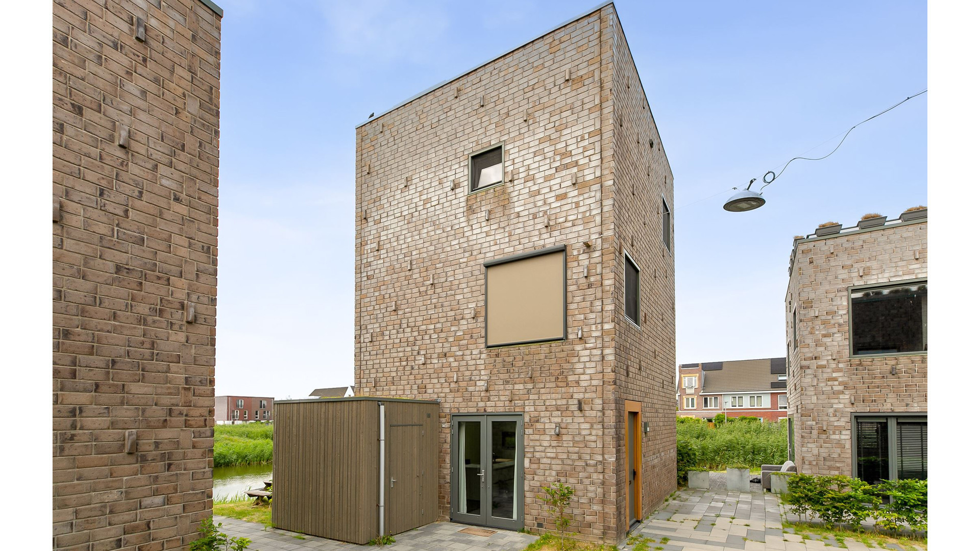 ZIEN: Omroep Zwart presentatrice Veronica van Hoogdalem koopt deze vrijstaande woning aan het water! 7