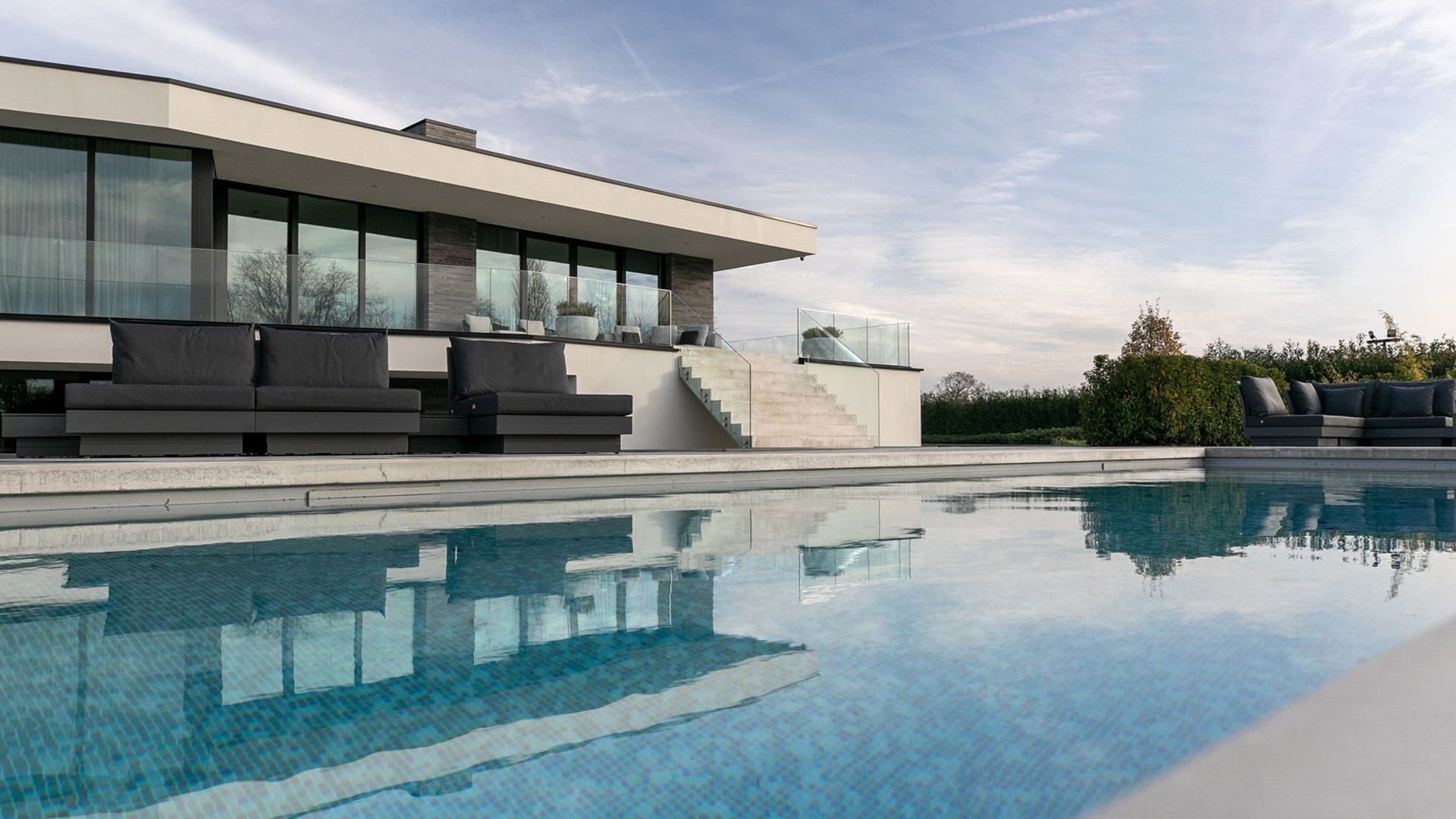 Gio Latooy koopt deze waanzinnig luxe miljoenen villa met verwarmd buitenzwembad. Zie foto's 3