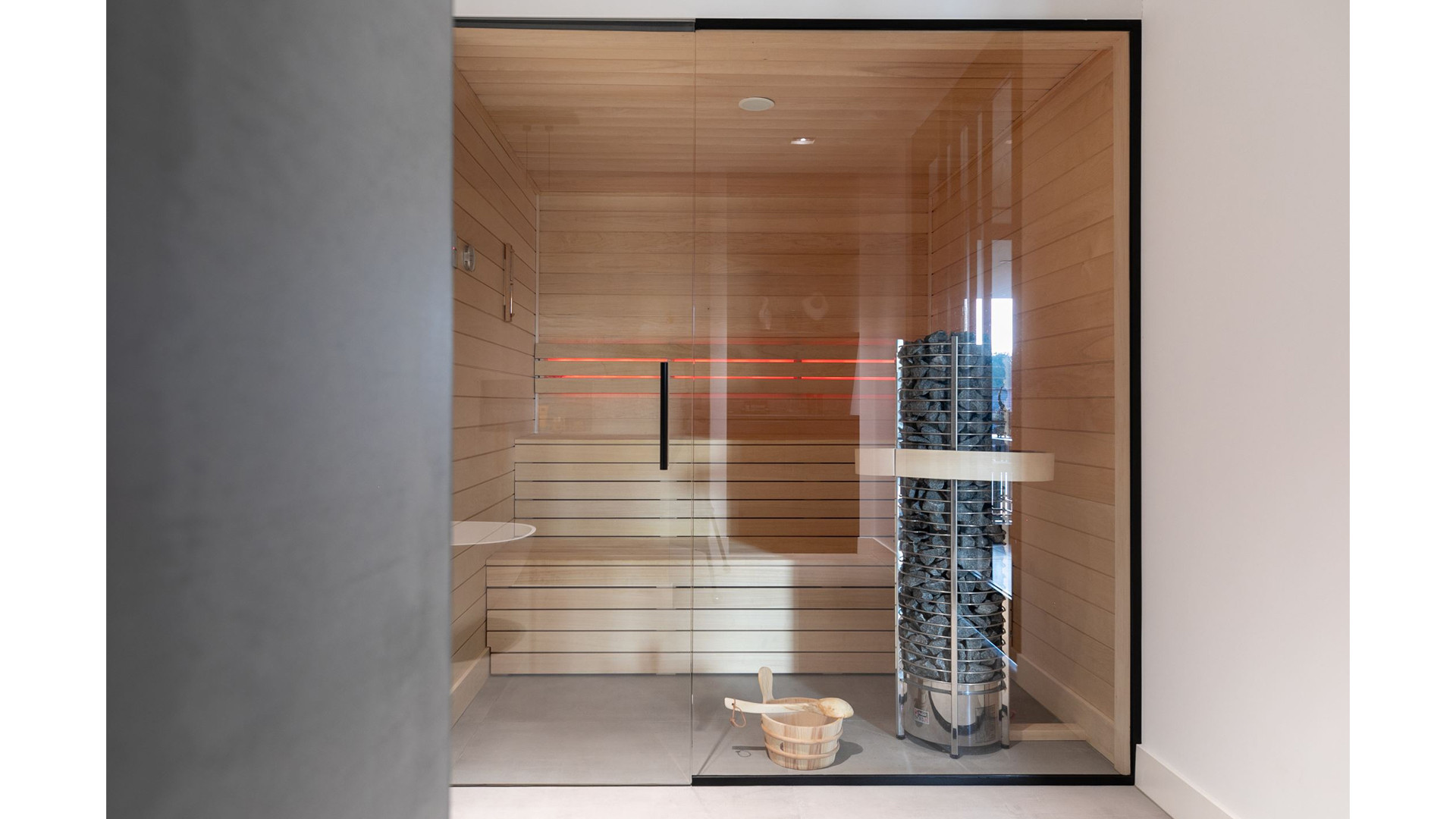 Gio Latooy koopt deze waanzinnig luxe miljoenen villa met verwarmd buitenzwembad. Zie foto's 47