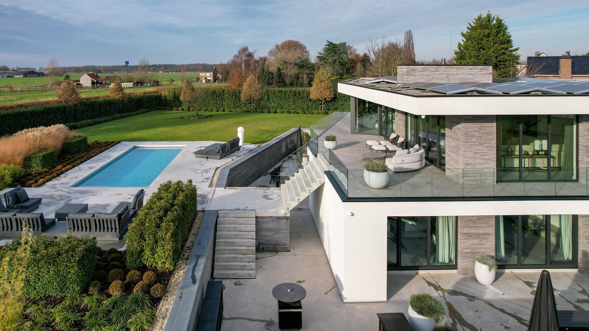 Gio Latooy koopt deze waanzinnig luxe miljoenen villa met verwarmd buitenzwembad. Zie foto's 6