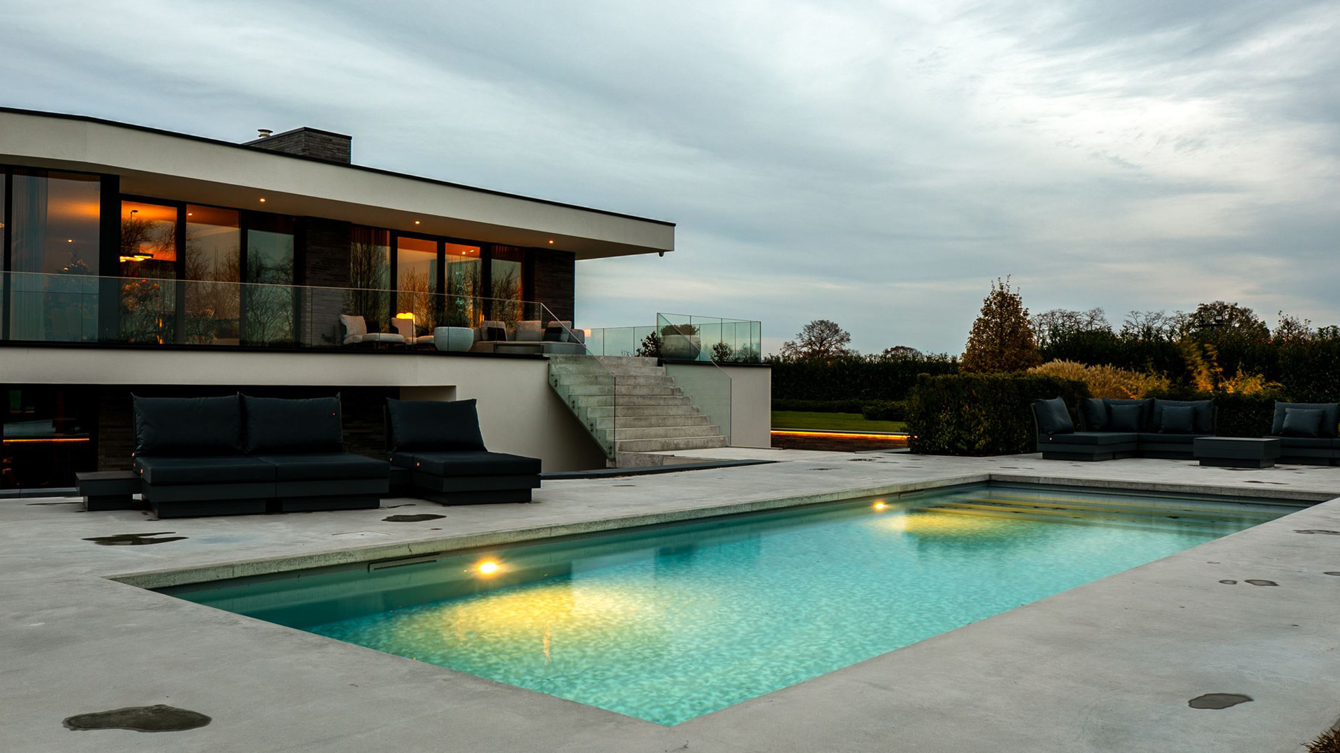 Gio Latooy koopt deze waanzinnig luxe miljoenen villa met verwarmd buitenzwembad. Zie foto's 62