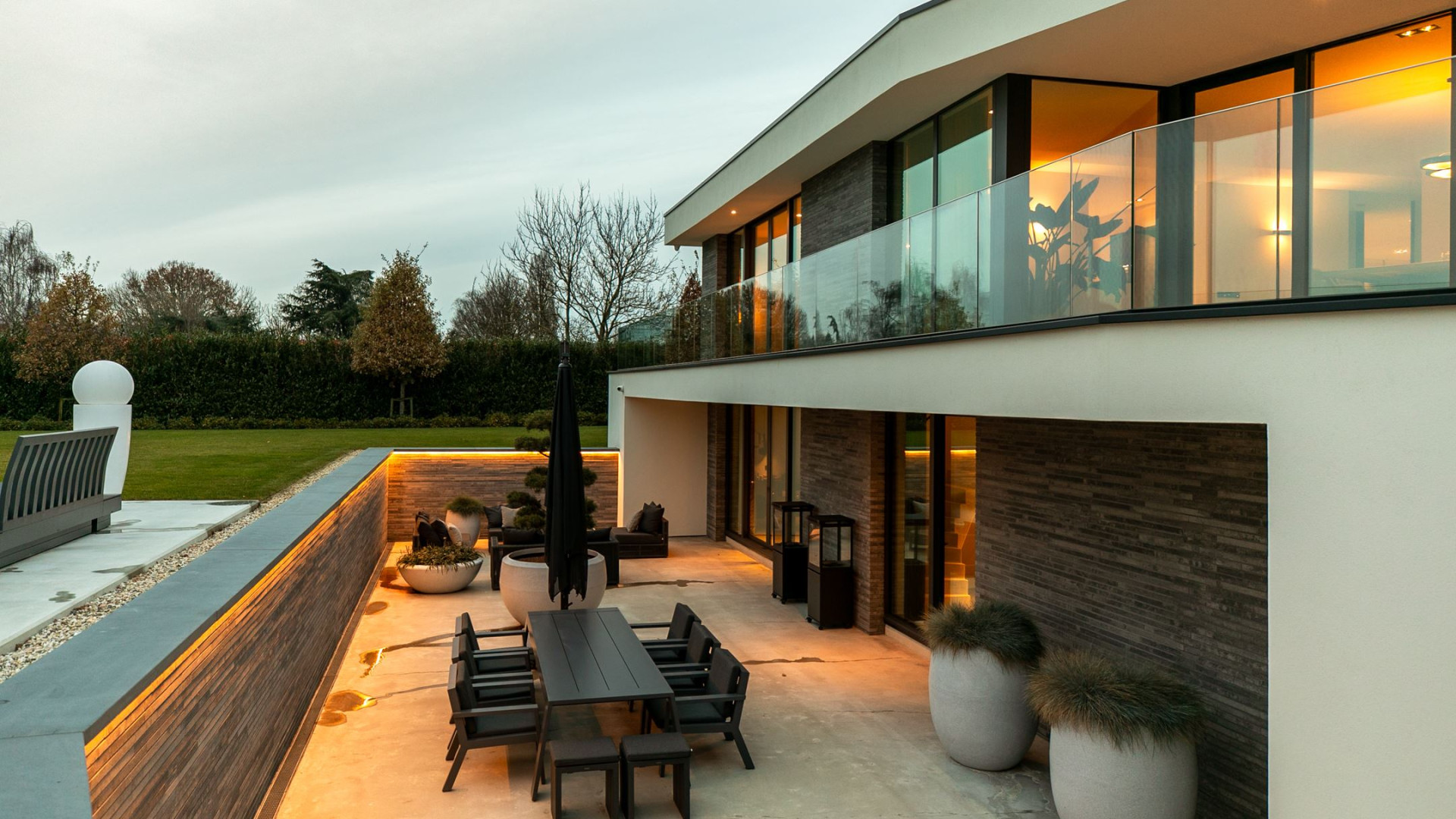 Gio Latooy koopt deze waanzinnig luxe miljoenen villa met verwarmd buitenzwembad. Zie foto's 64