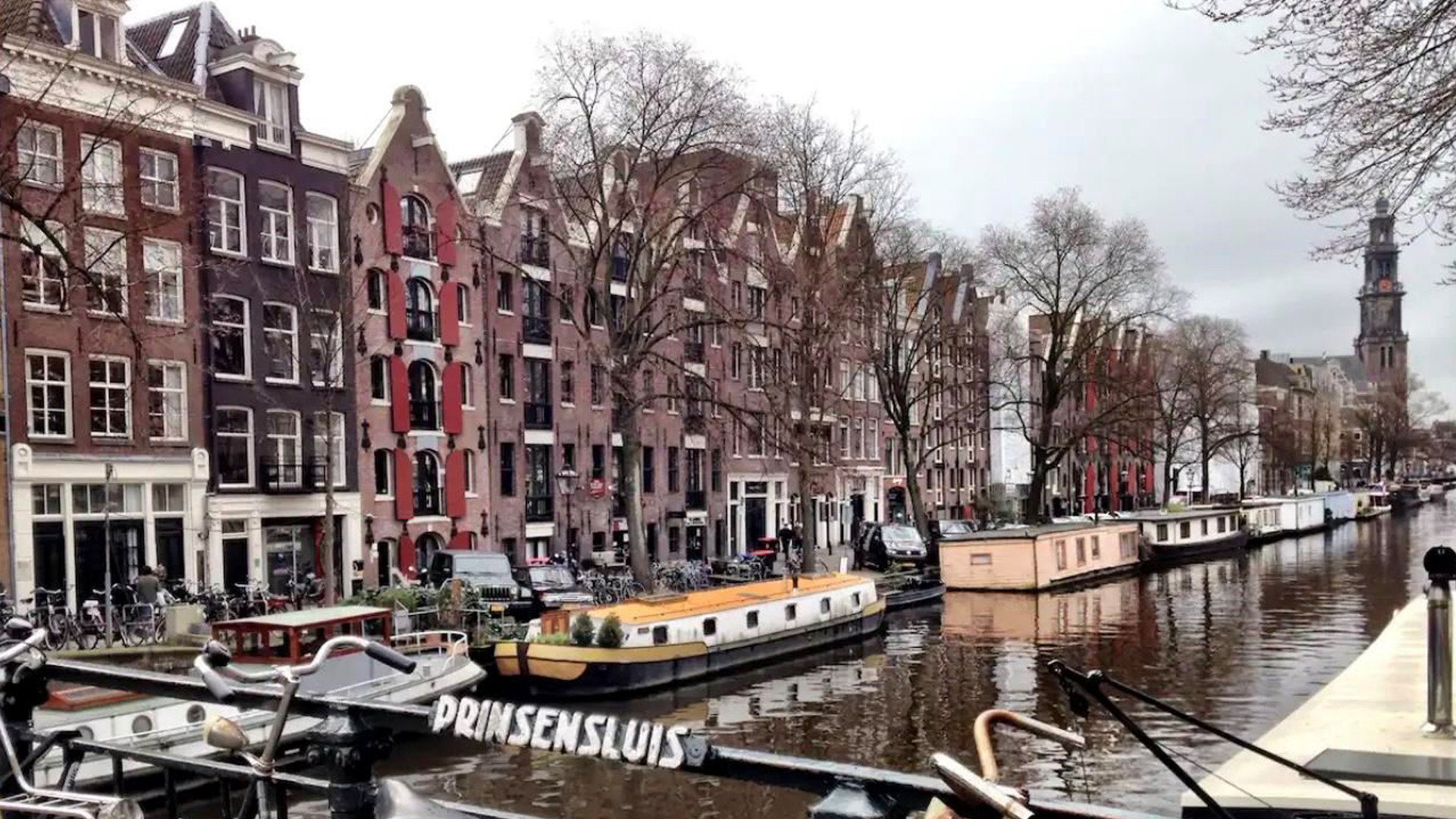 Acteur en producent Mark van Eeuwen zet zijn grachtenappartement in Amsterdam te huur. Zie foto's 14
