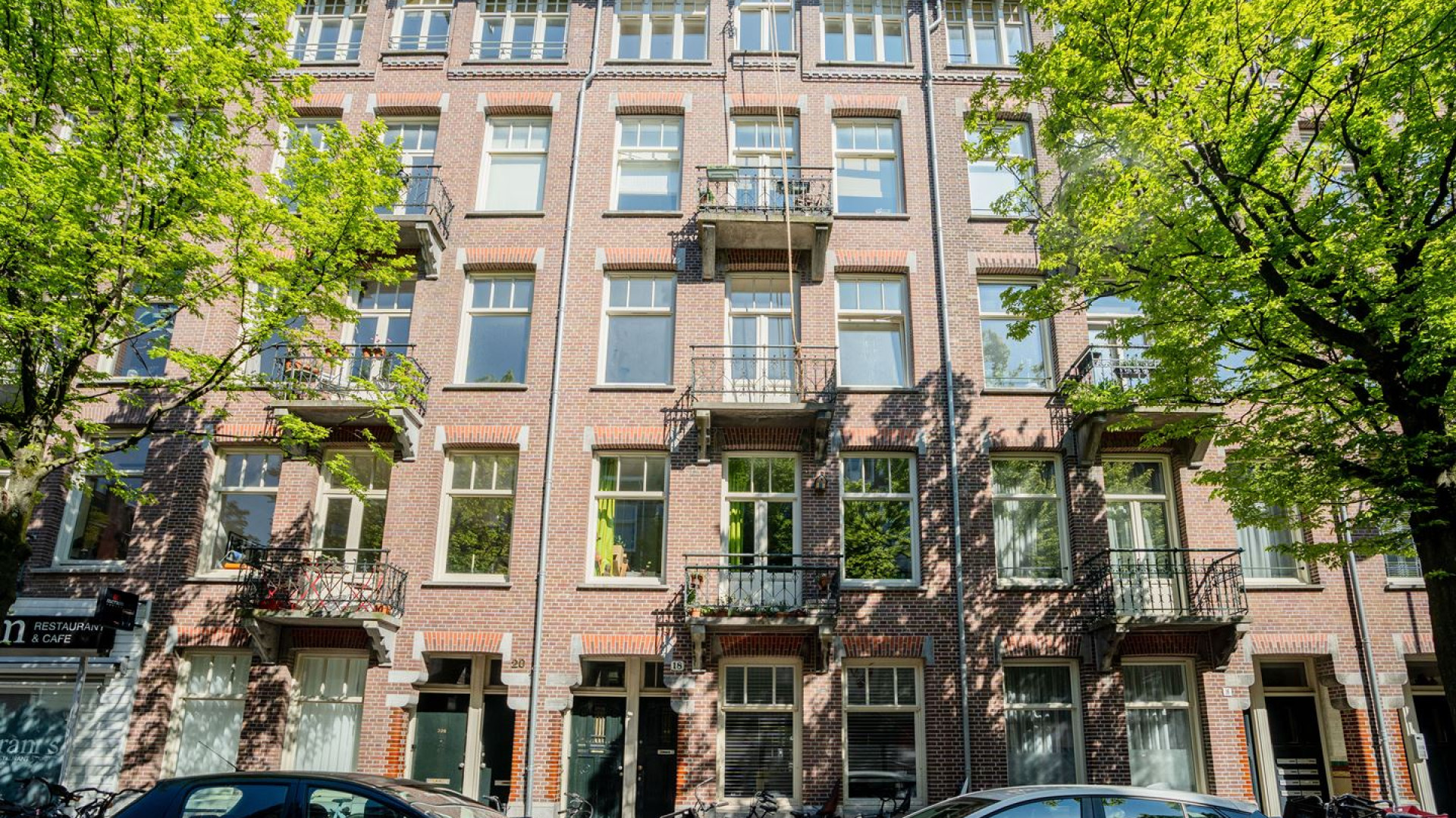 Yvonne Coldeweijer zet haar appartement in Amsterdam te koop. Zie foto's 2