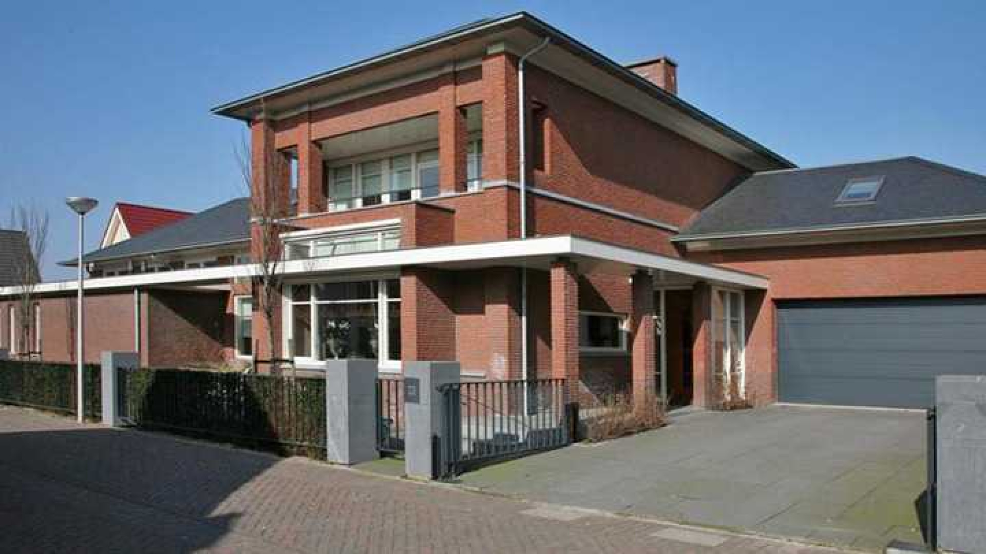 Yolanthe en Wesley Sneijder zetten hun villa in Vleuten te koop. Zie foto's 1