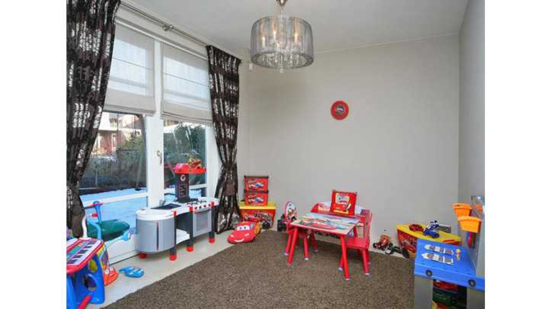 Yolanthe en Wesley Sneijder verhuist naar deze villa in Vleuten. Zie foto's 8