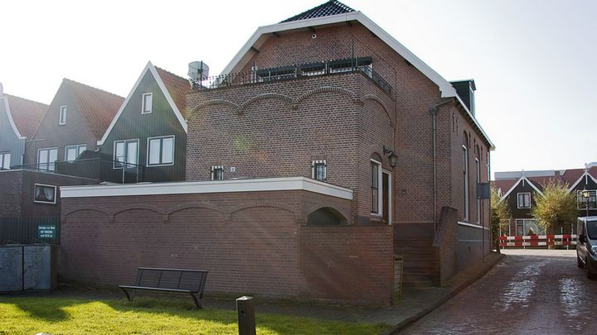 Nick Schilder zet zijn Volendamse villa te huur. Zie foto's 28