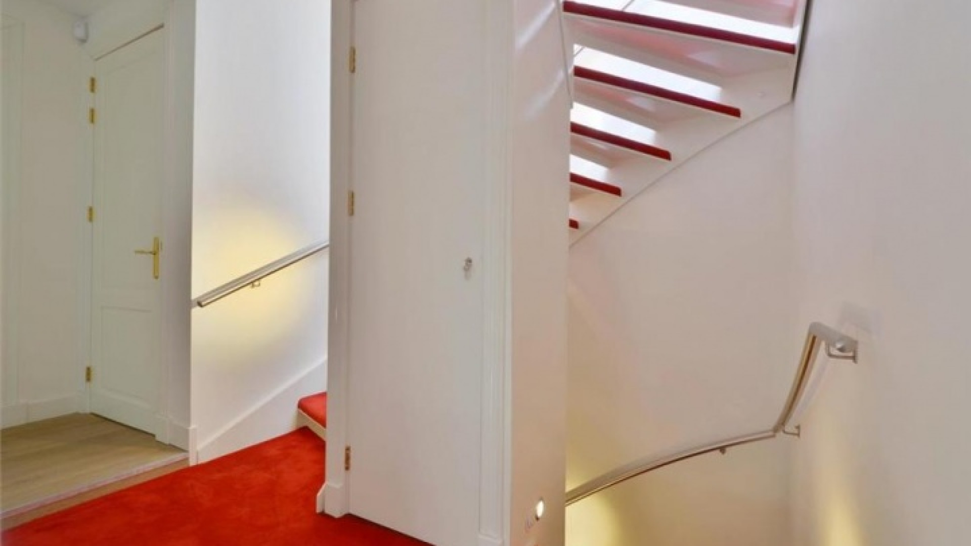 Frank Rijkaard zoekt huurder voor zijn luxe dubbele bovenhuis. Zie foto's 16