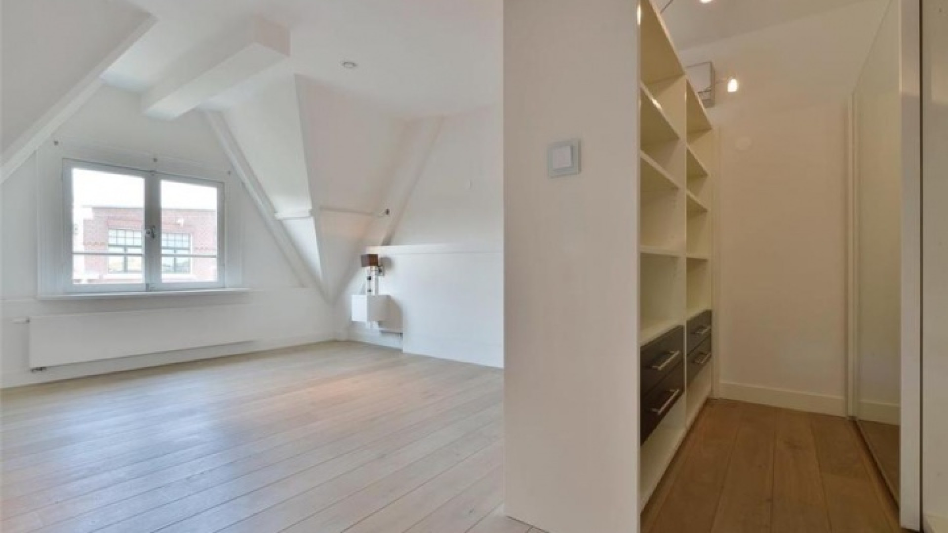 Frank Rijkaard zoekt huurder voor zijn luxe dubbele bovenhuis. Zie foto's 18