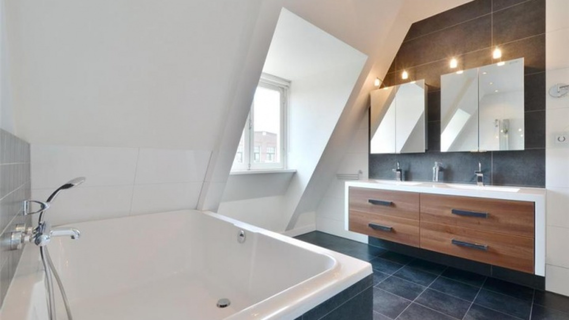 Frank Rijkaard zoekt huurder voor zijn luxe dubbele bovenhuis. Zie foto's 20