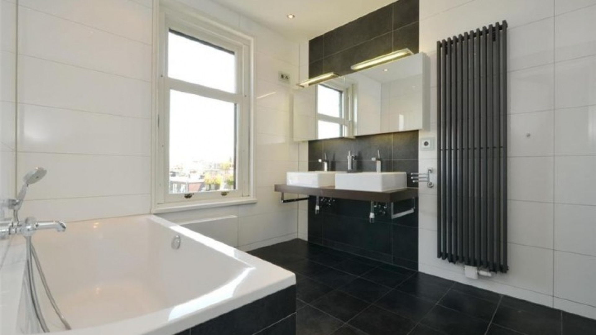 Frank Rijkaard zet zijn zeer luxe huis in Amsterdam Zuid te koop. Zie foto's 24