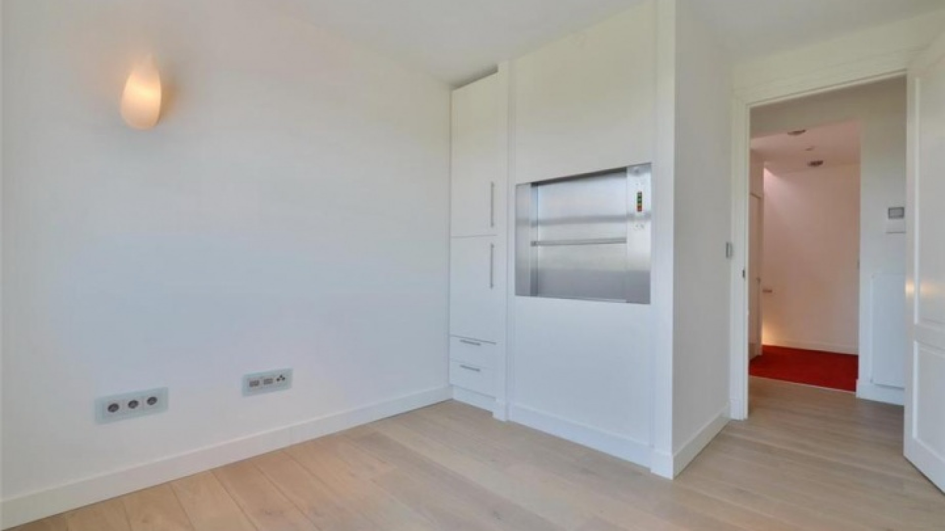 Frank Rijkaard vindt huurder voor dit zeer luxe appartement met jacuzzi op dakterras. Zie foto's 27
