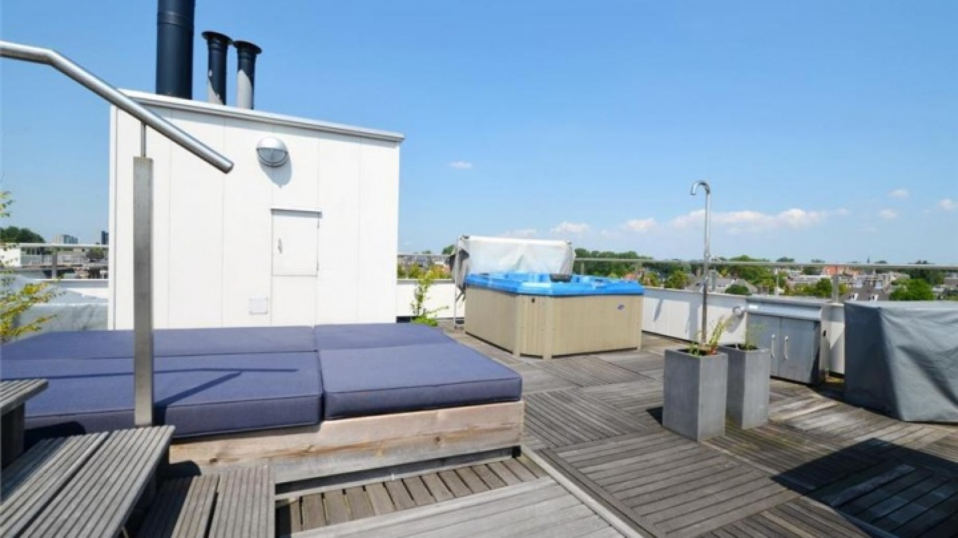 Frank Rijkaard zoekt huurder voor zijn luxe dubbele bovenhuis. Zie foto's 28
