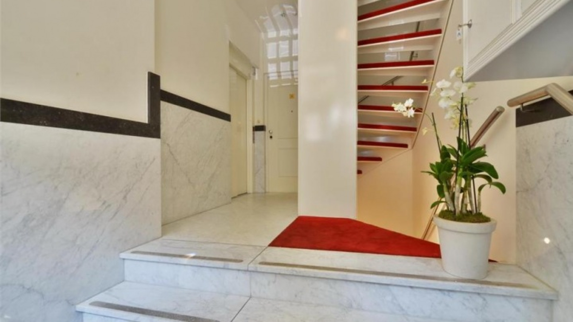 Frank Rijkaard zoekt huurder voor zijn luxe dubbele bovenhuis. Zie foto's 3