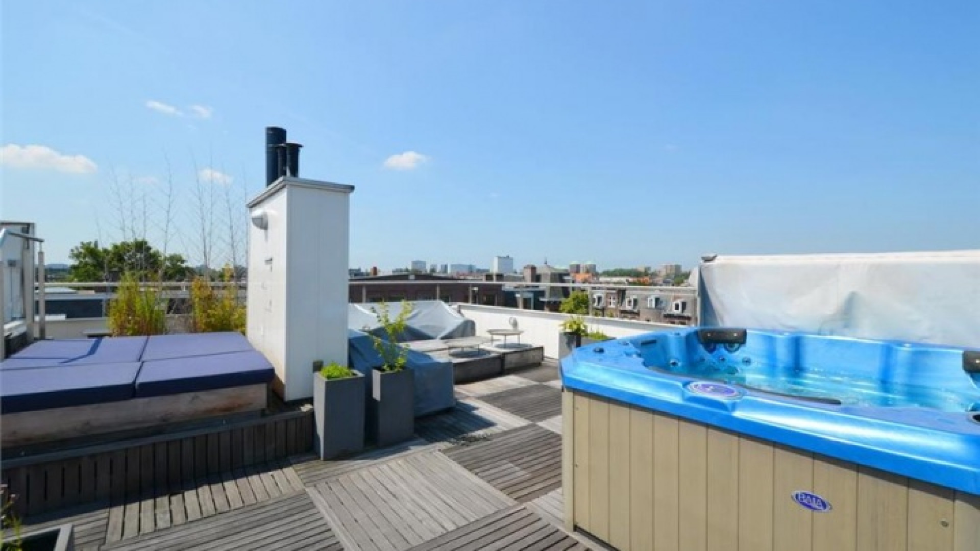 Frank Rijkaard vindt huurder voor dit zeer luxe appartement met jacuzzi op dakterras. Zie foto's 30