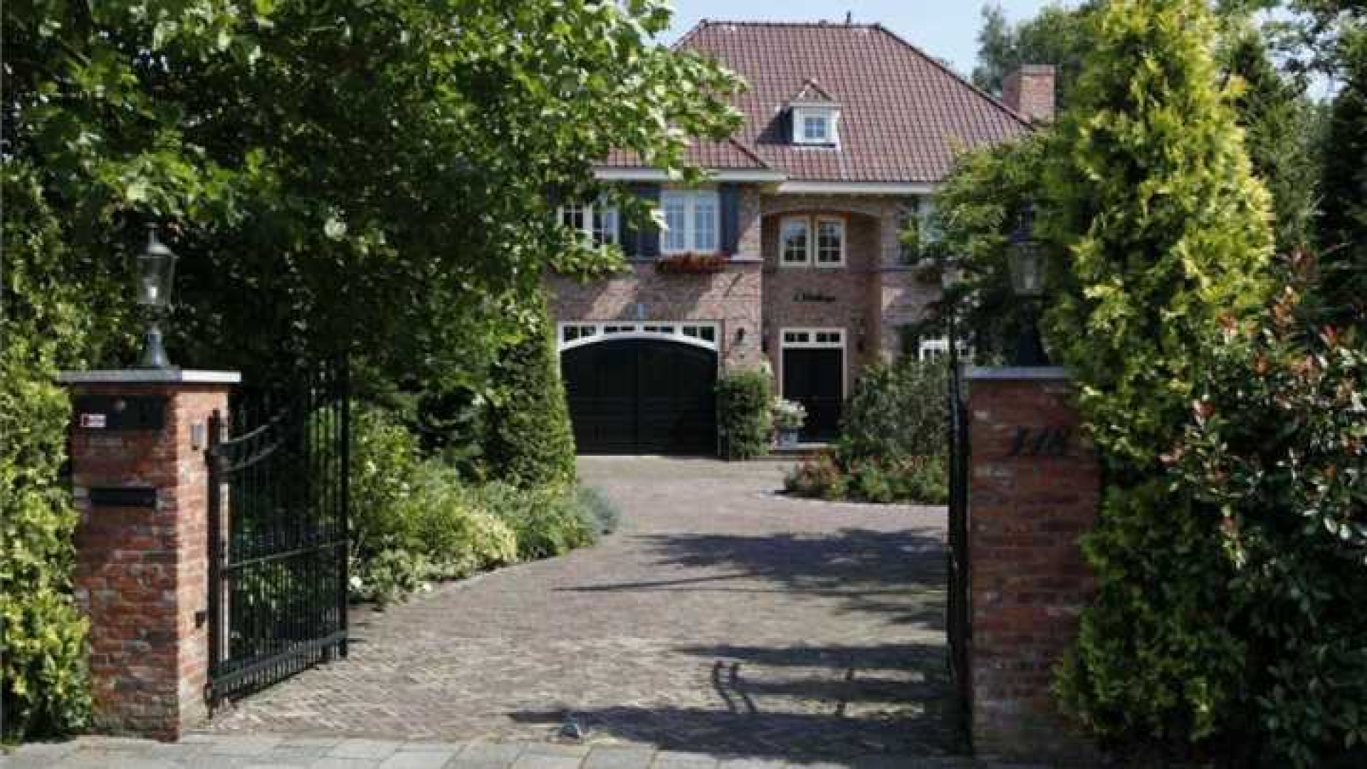 Geheimzinnigheid rond villa van Feijenoord trainer Dick Advocaat. 2