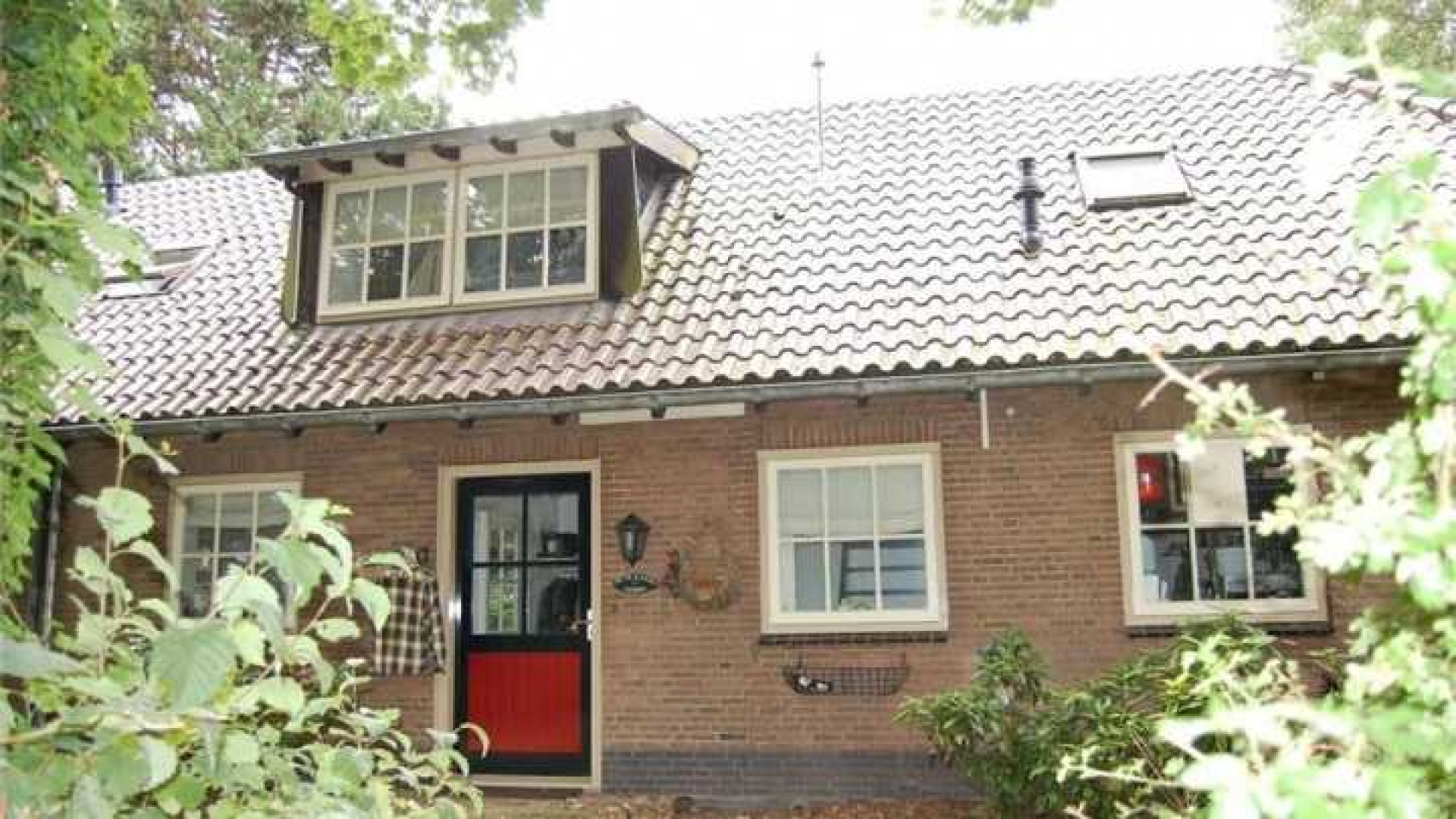 Surprise! Henny Huisman haalt na 2 jaar villa uit de verkoop. Zie foto's 26