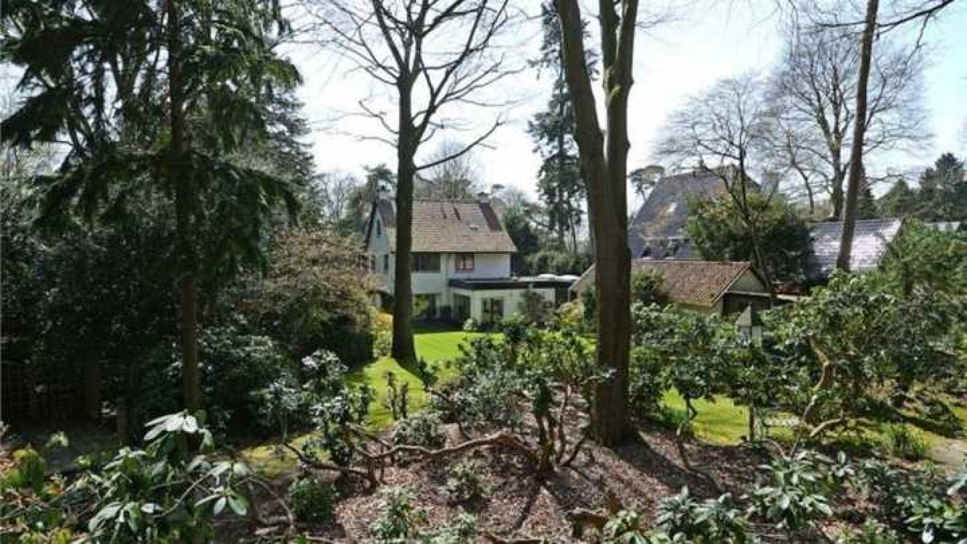 TV kok Rudolf van Veen koopt luxe villa in het Gooi. Zie foto's 13
