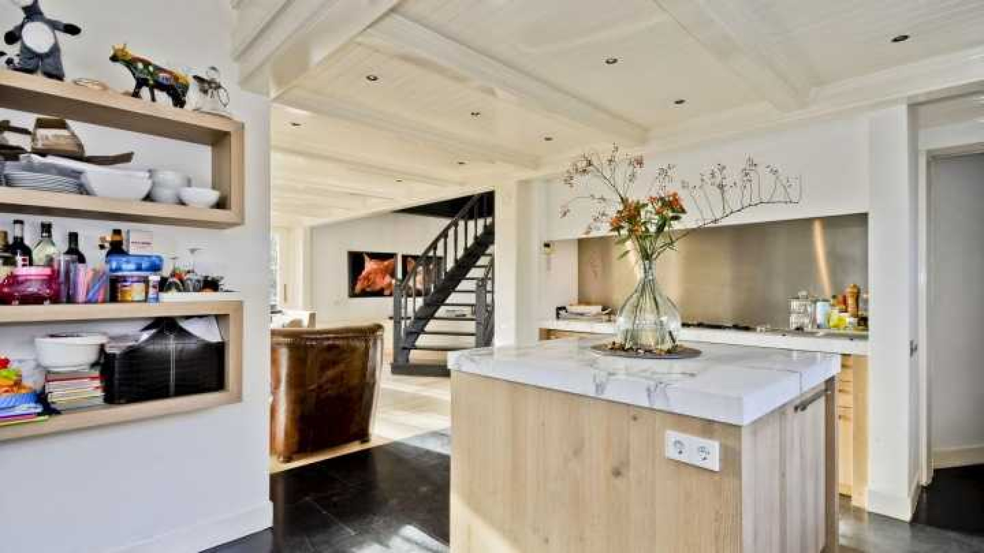 Henny Huisman verkoopt zijn villa zwaar onder de vraagprijs. Zie foto's 13
