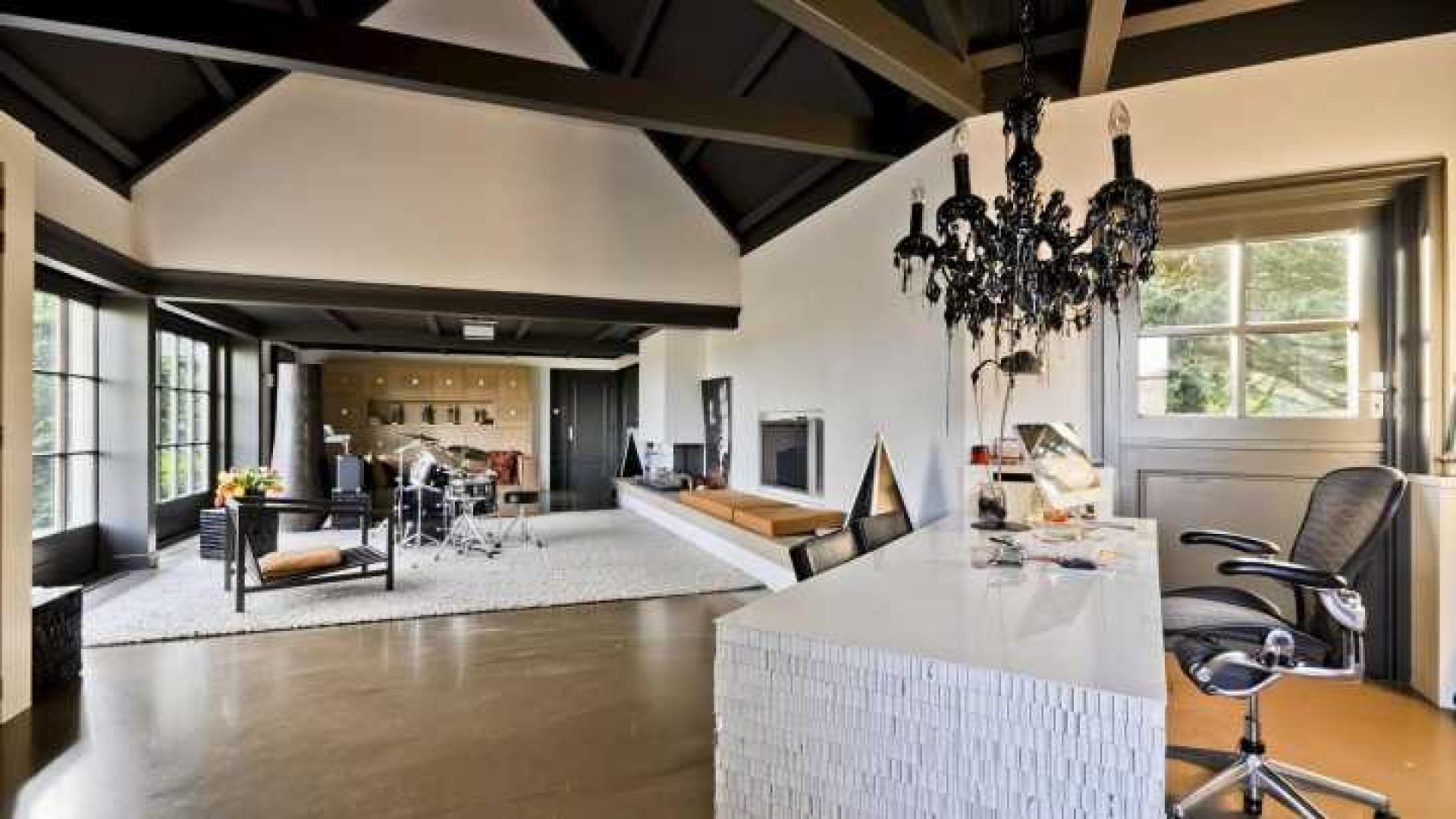 Henny Huisman verkoopt zijn villa zwaar onder de vraagprijs. Zie foto's 18