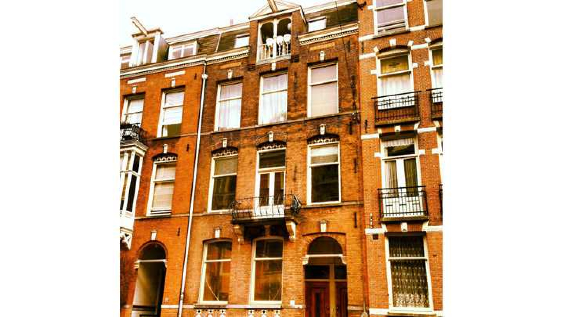 Topmodel Yfke Sturm koopt droom appartement in Amsterdam Zuid. Zie foto's 1