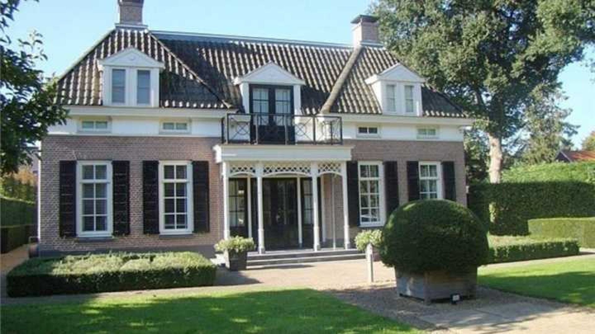 Ronald Koeman duikelt met vraagprijs van zijn luxe villa omlaag. Zie foto's 1