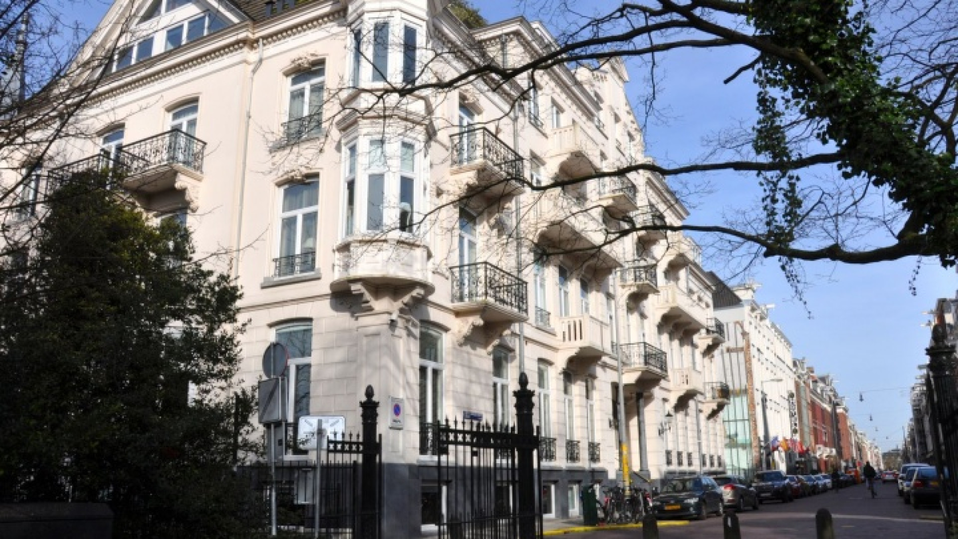 Connie Breukhoven vindt huurder voor haar zeer luxe Amsterdam Pc Hooftstraat appartement. Zie foto's 1