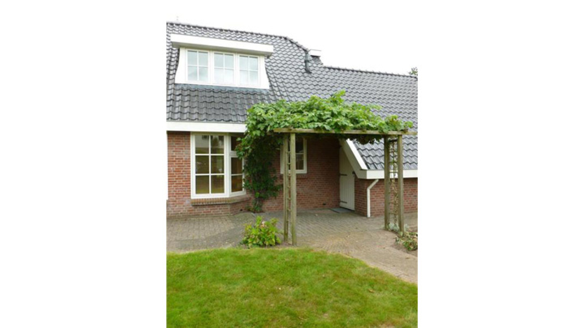Doutzen Kroes lijdt fors verlies op verkoop van haar Friese huis. Zie foto's 19