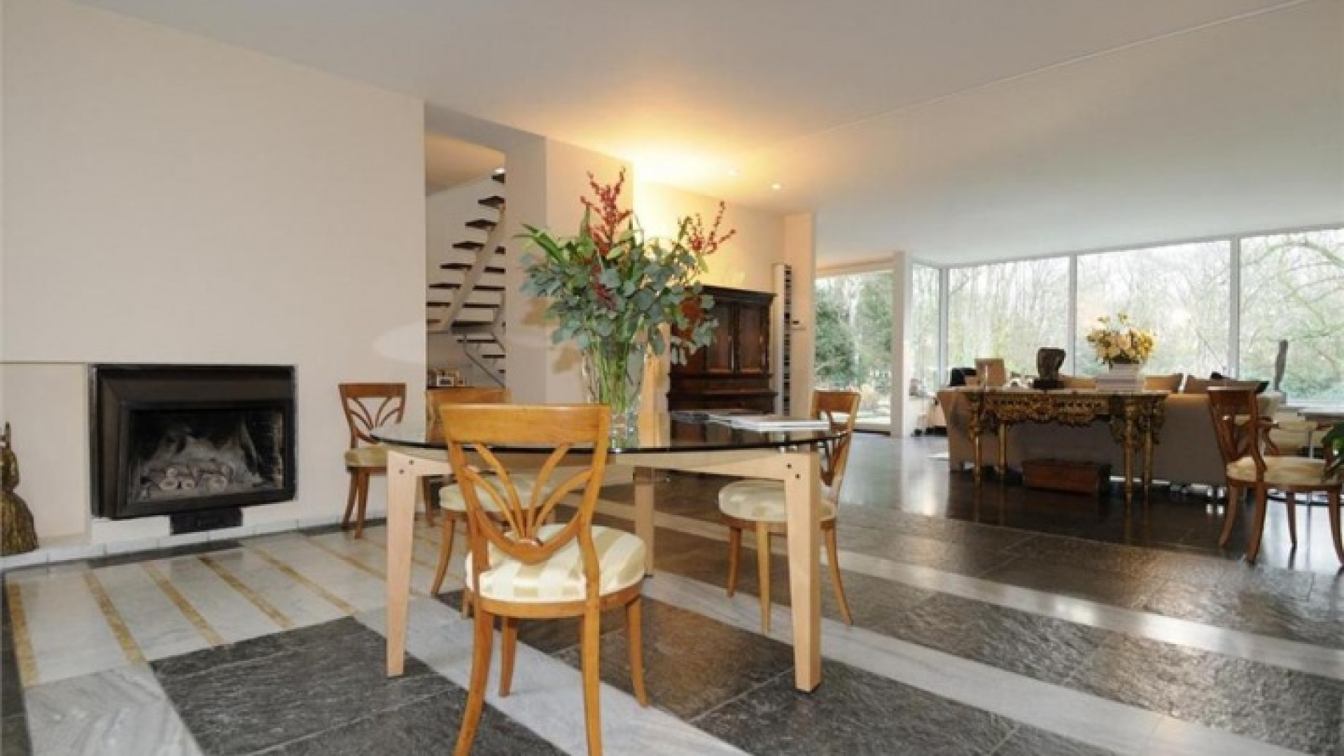 Neelie Smit Kroes haalt haar Wassenaarse villa uit de verkoop. Zie foto's 10