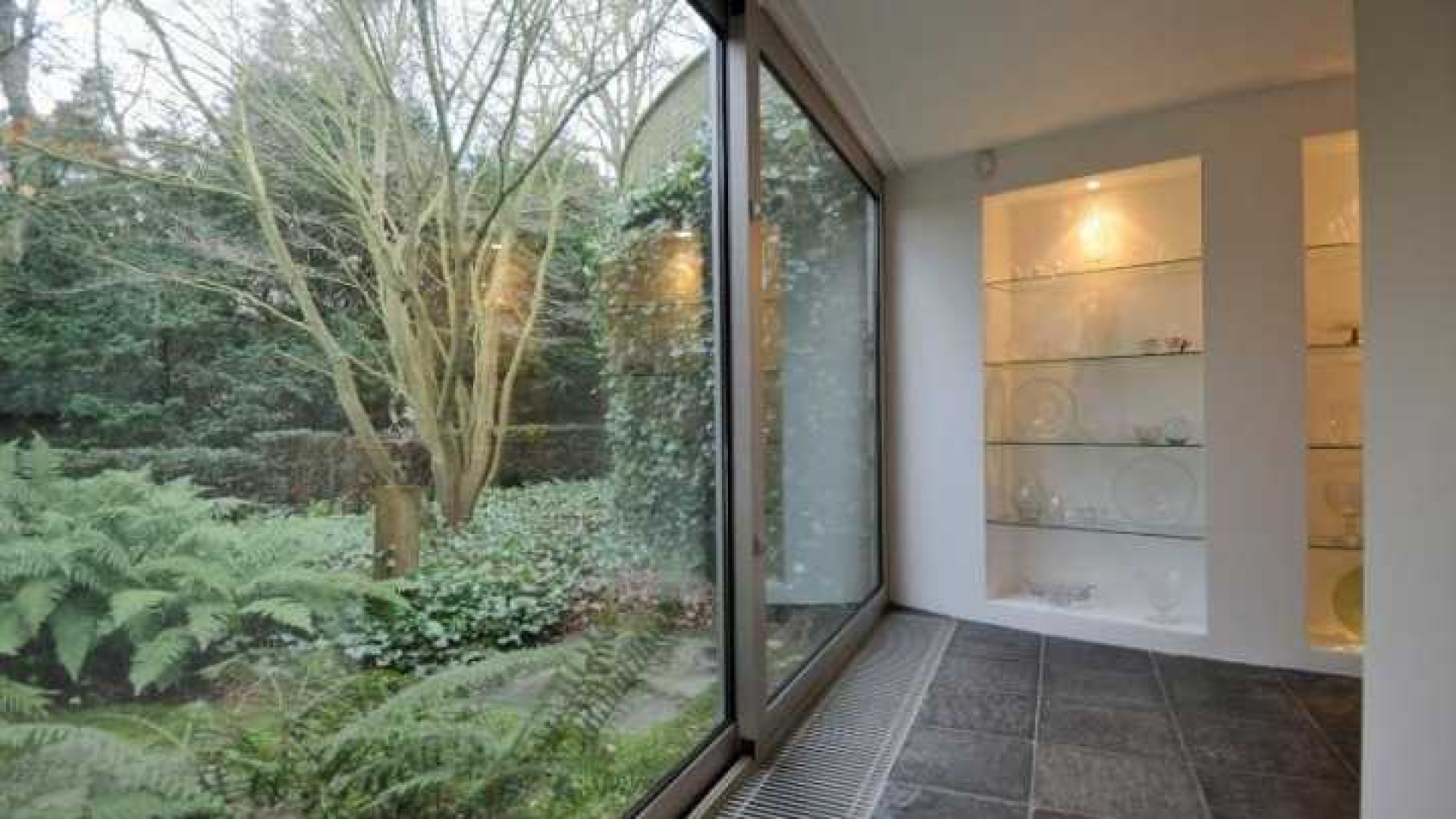 Neelie Smit Kroes haalt haar Wassenaarse villa uit de verkoop. Zie foto's 11