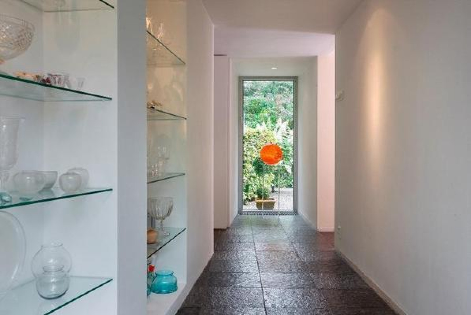 Neelie Smit Kroes hanteert botte bijl bij prijsverlaging van haar Wassenaarse villa. Zie foto's 13