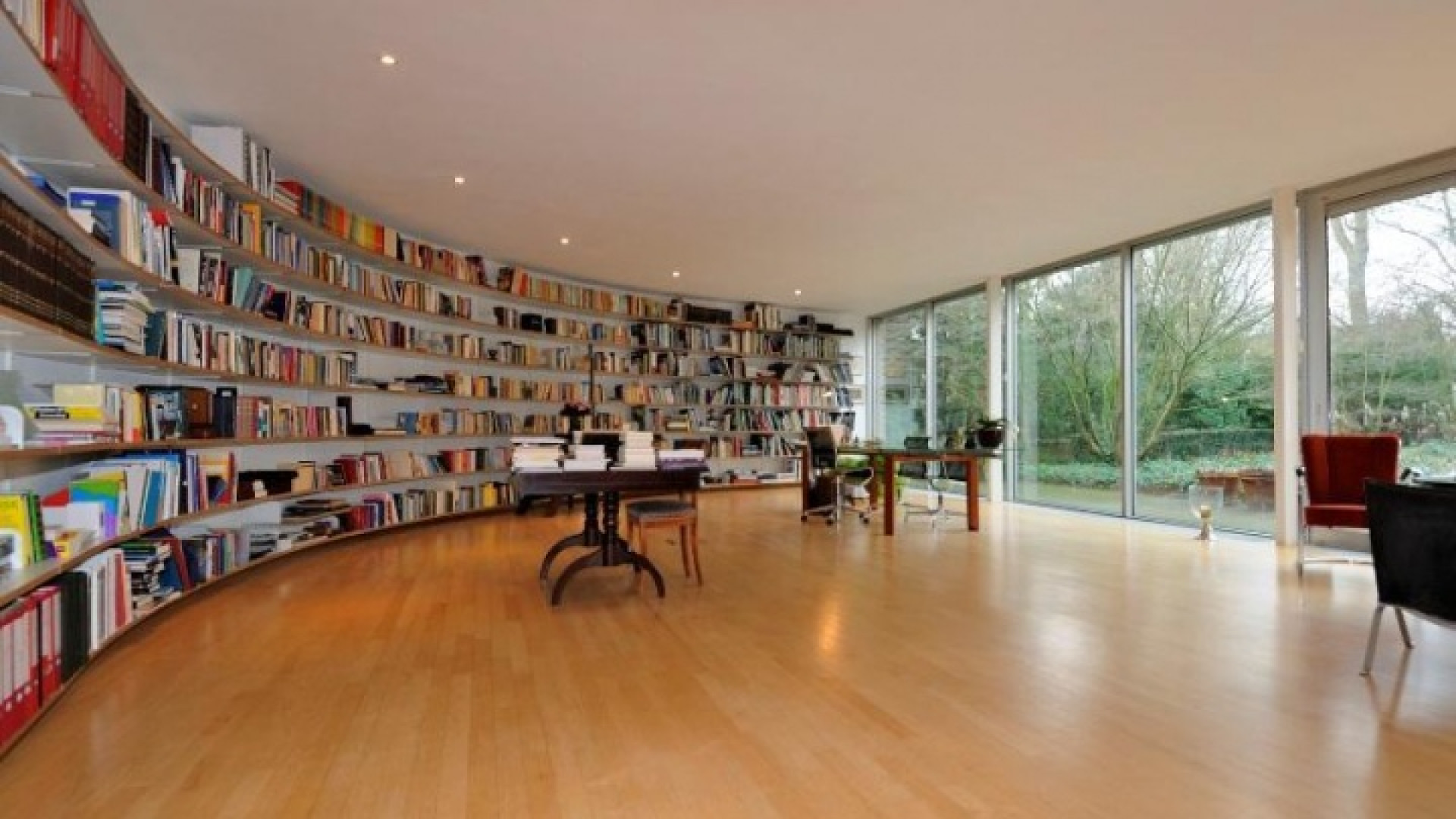 Neelie Smit Kroes haalt haar Wassenaarse villa uit de verkoop. Zie foto's 15