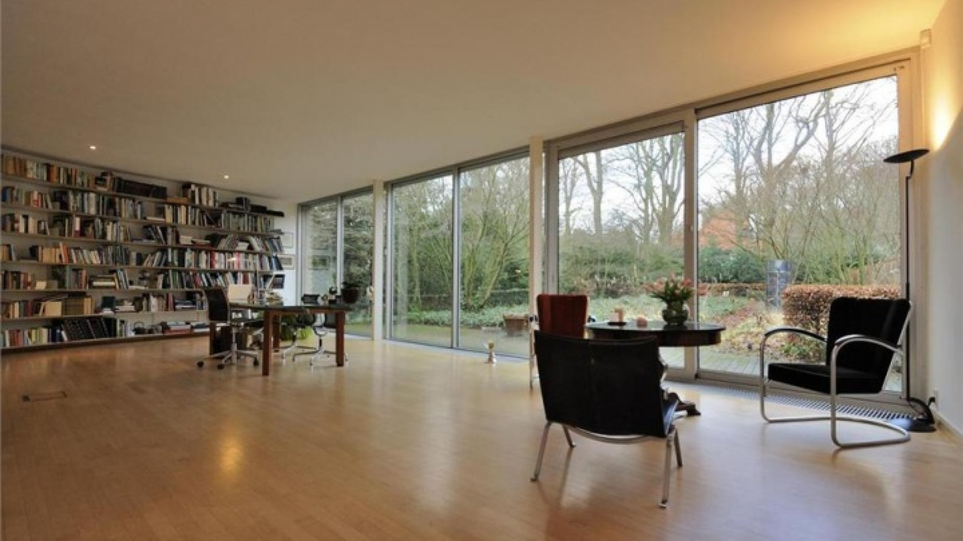 Neelie Smit Kroes zet haar Wassenaarse villa weer te koop. Zie foto's 17