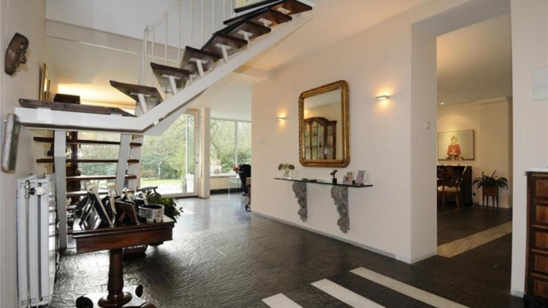 Neelie Smit Kroes zet haar Wassenaarse villa weer te koop. Zie foto's 6