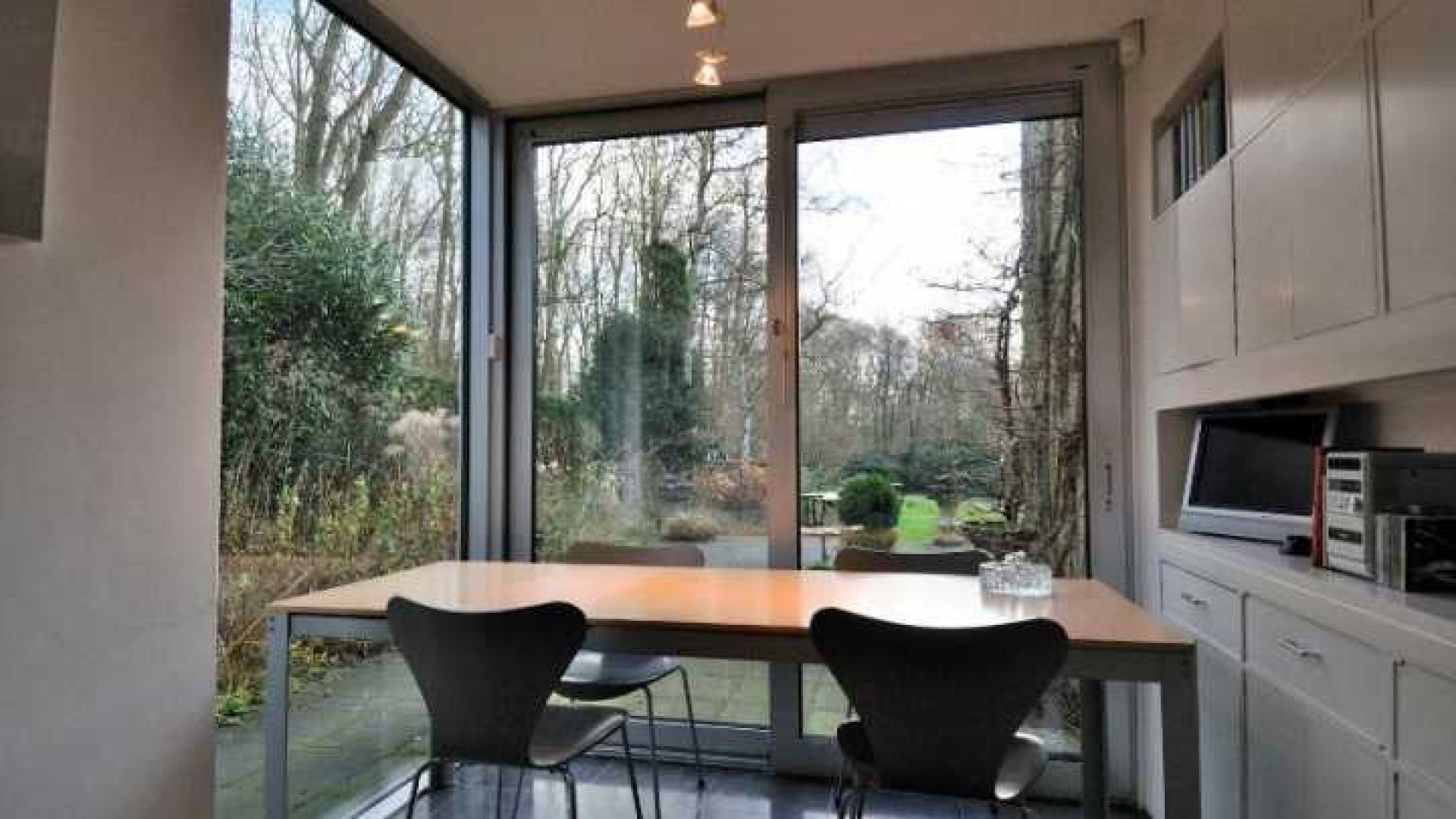 Neelie Smit Kroes haalt haar Wassenaarse villa uit de verkoop. Zie foto's 9