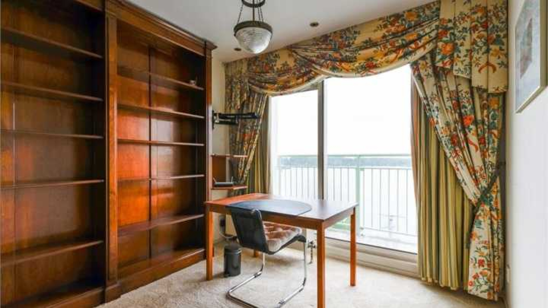 Louis van Gaal zet zijn luxe Amsterdamse penthouse te huur. Zie foto's 17