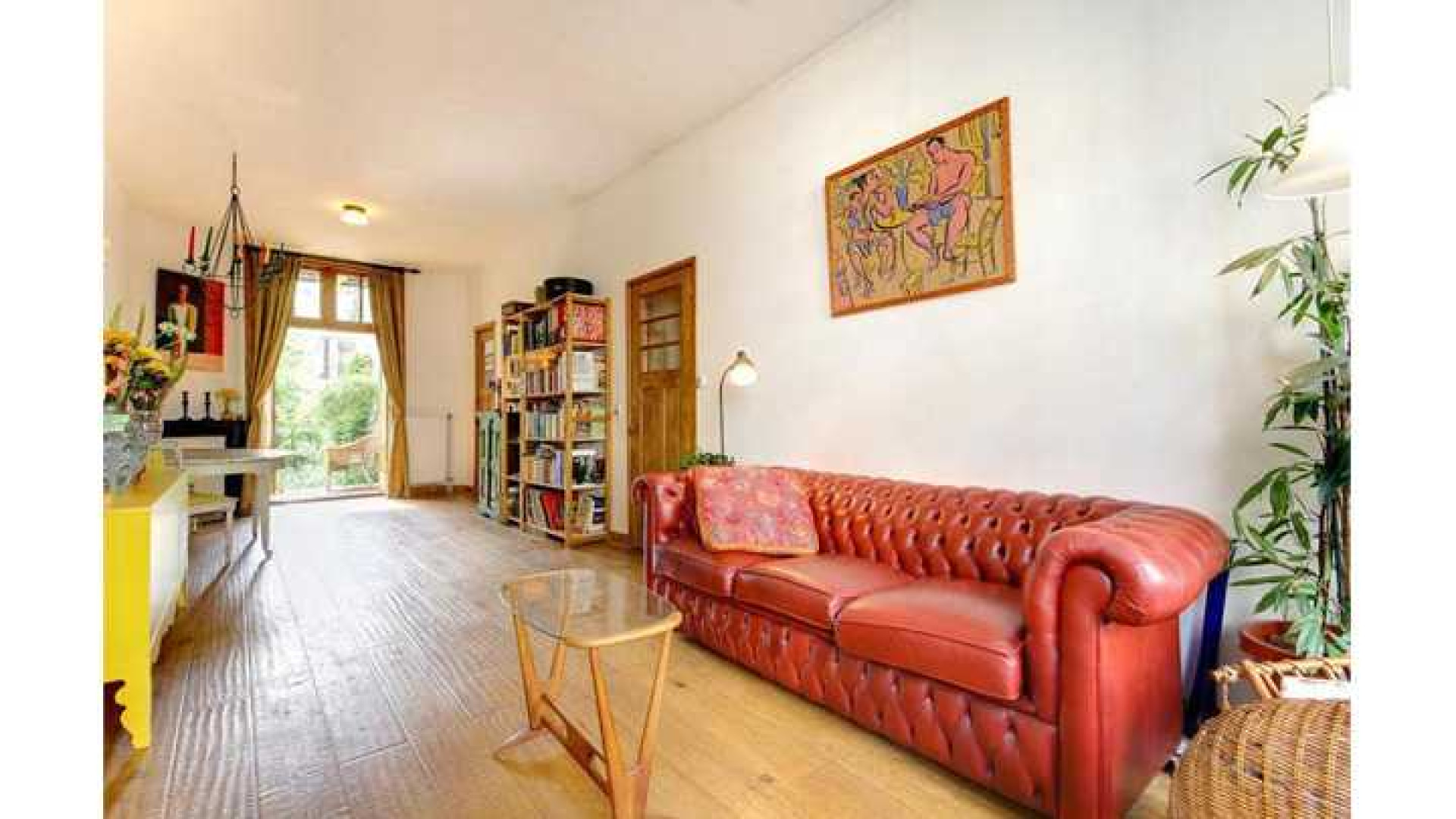 Loes Luca koopt tweekamer appartement in Amsterdam. Zie foto's 1