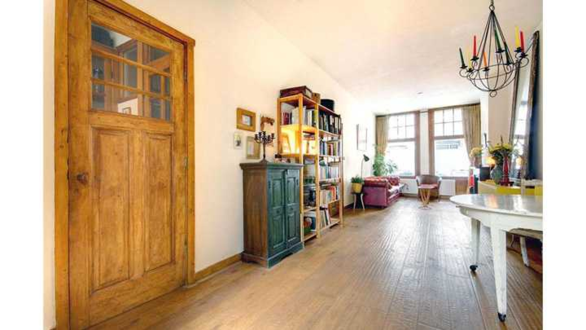 Loes Luca koopt tweekamer appartement in Amsterdam. Zie foto's 4