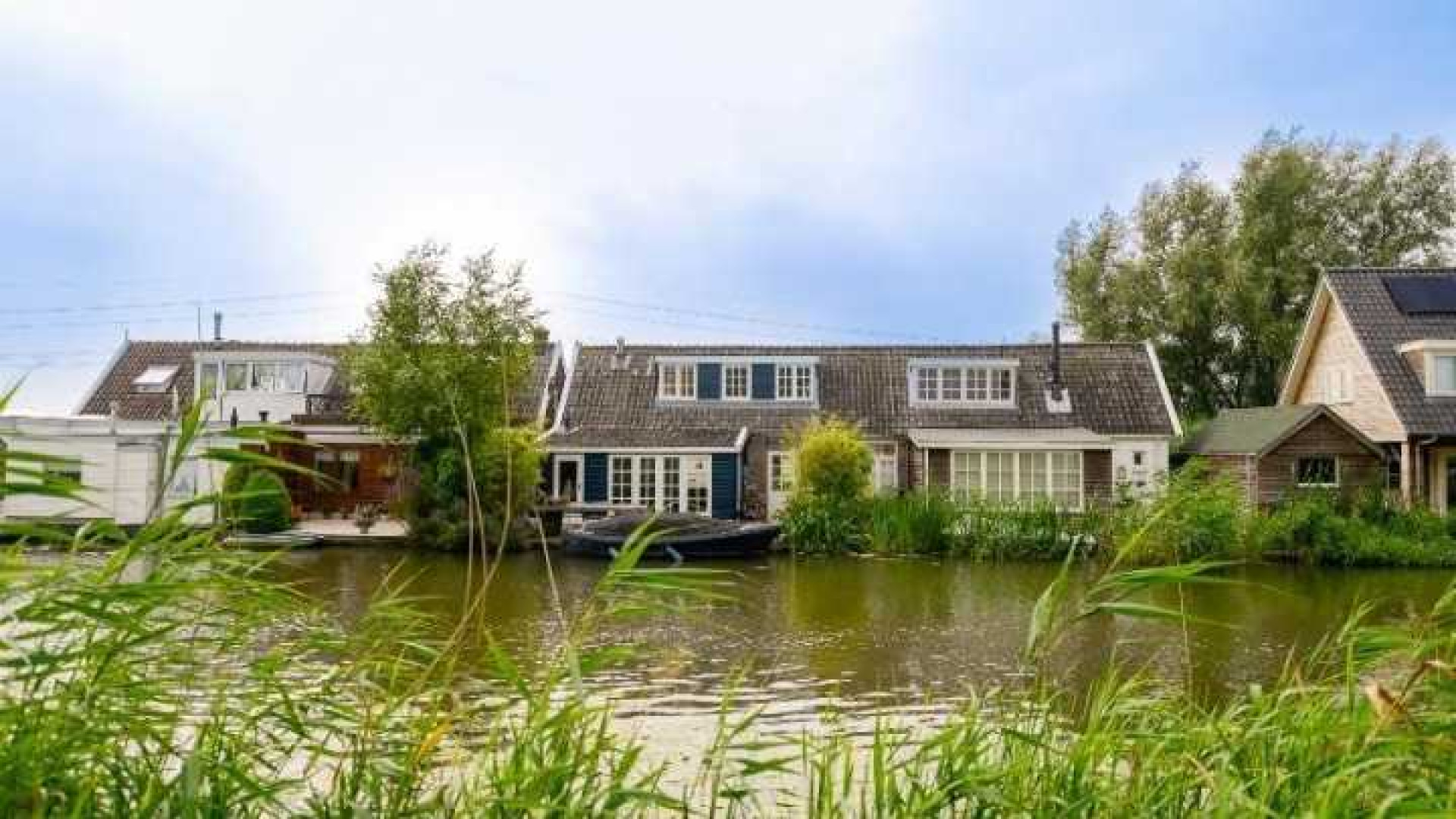 Floortje Dessing verkoopt eindelijk haar knusse huis aan het water. Zie foto's 8