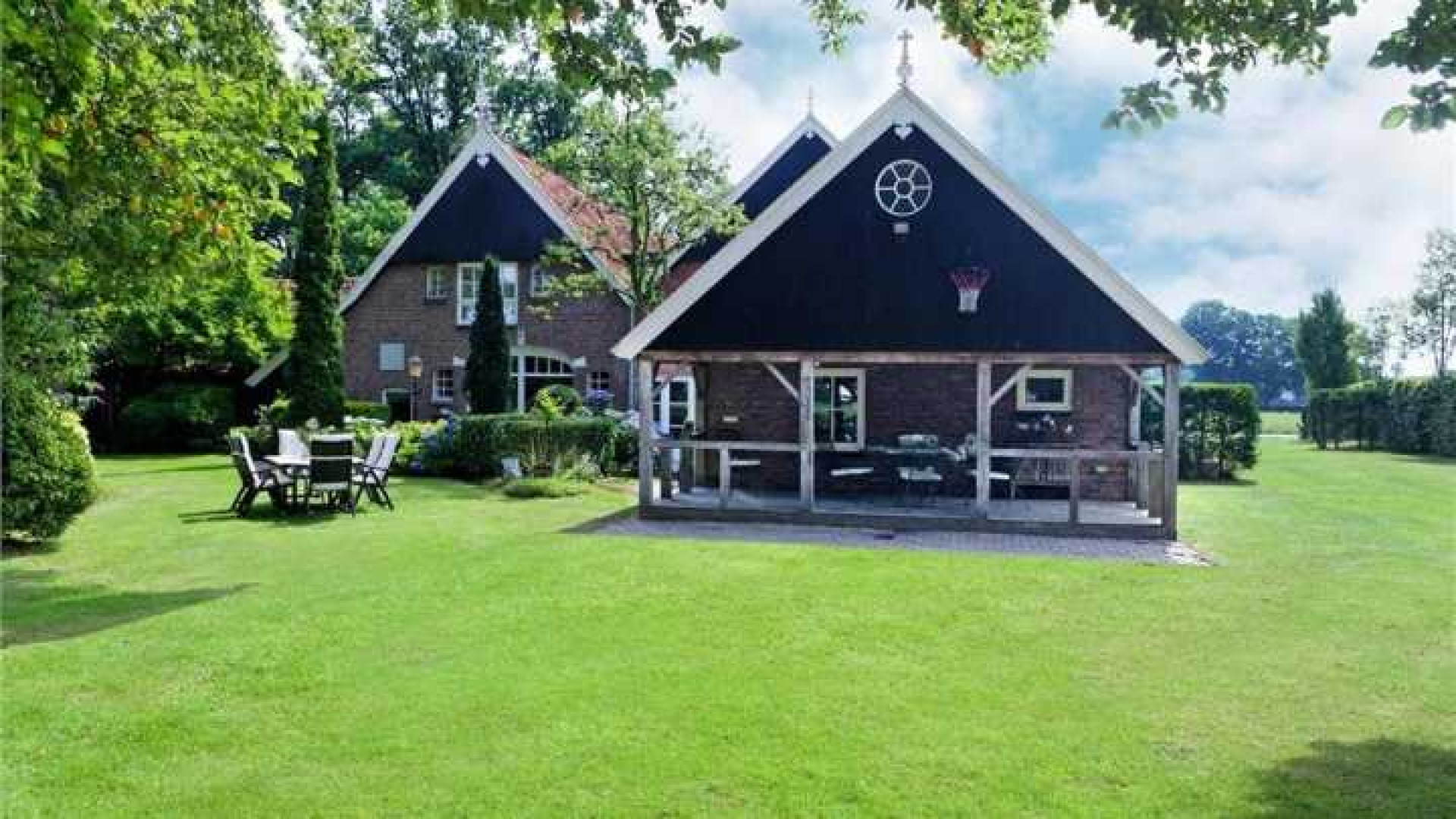 Marga Bult zet haar luxe woonboerderij te koop. Zie foto's 25