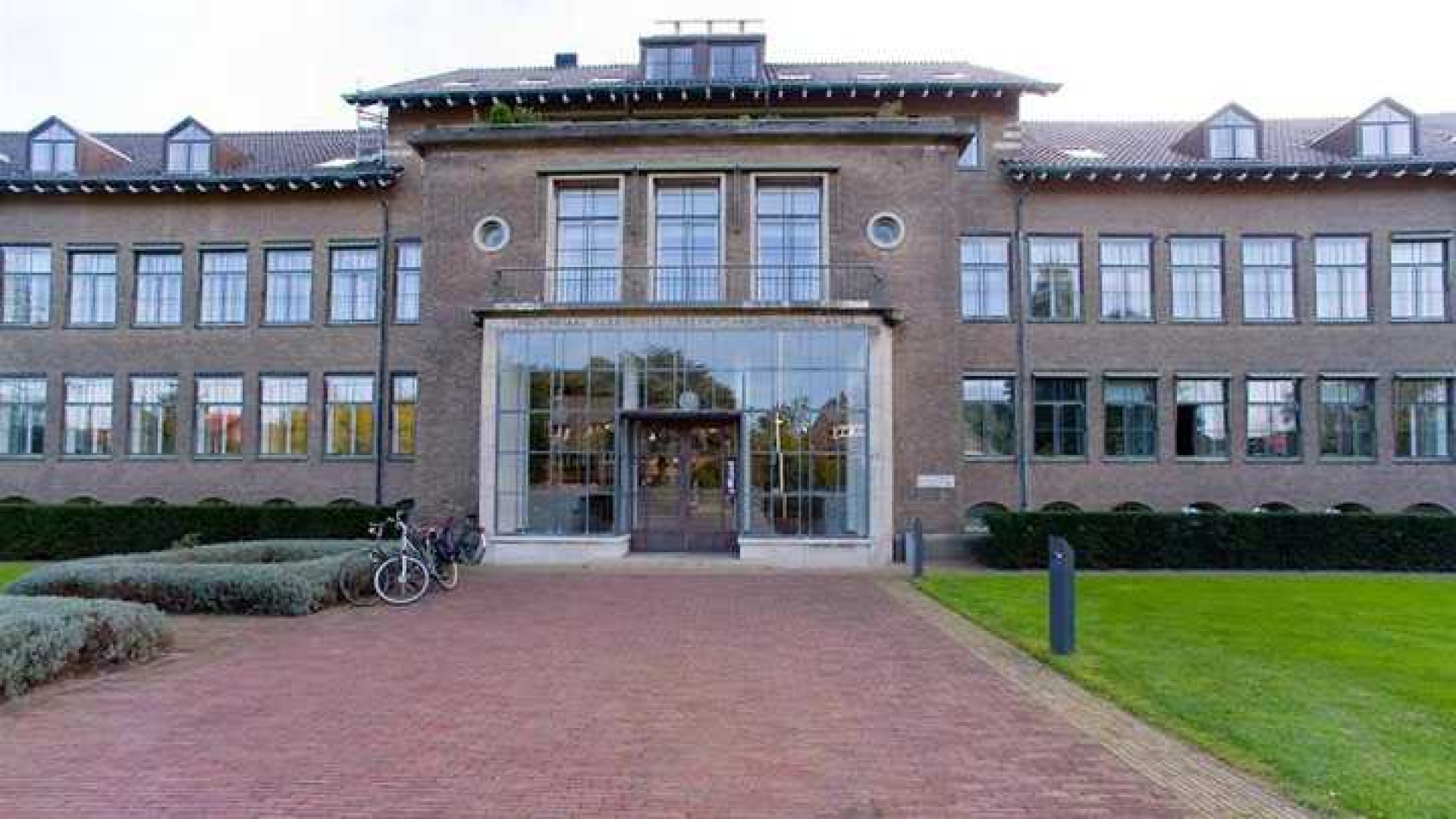 Binnenkijken in appartement met zwembad en sauna van Hans Klok. Zie foto's 1